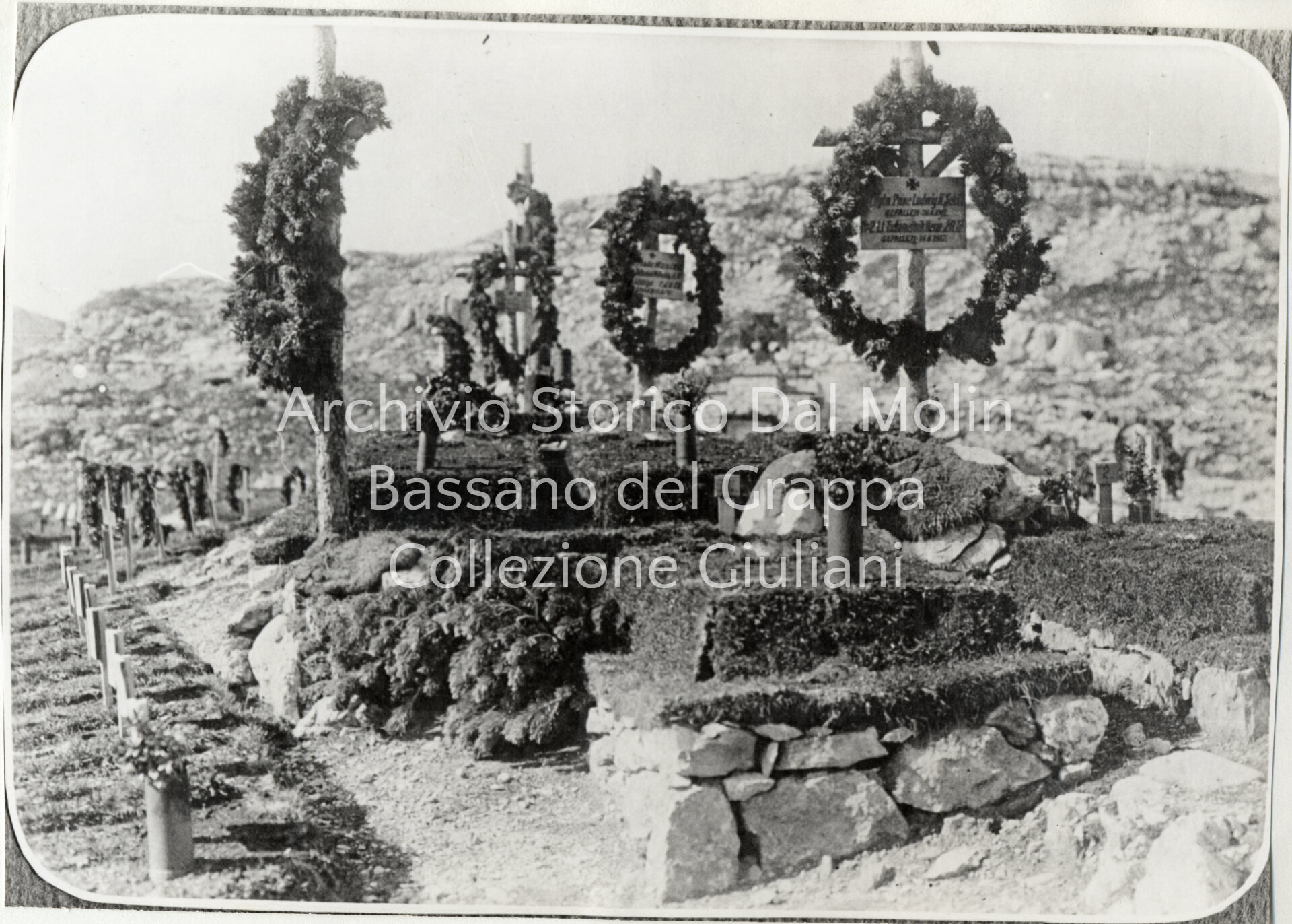 01 - tomba del capitano dei Ksch del  III batt. del II regg. Ksch - Coll. Giuliani - Copia.jpg
