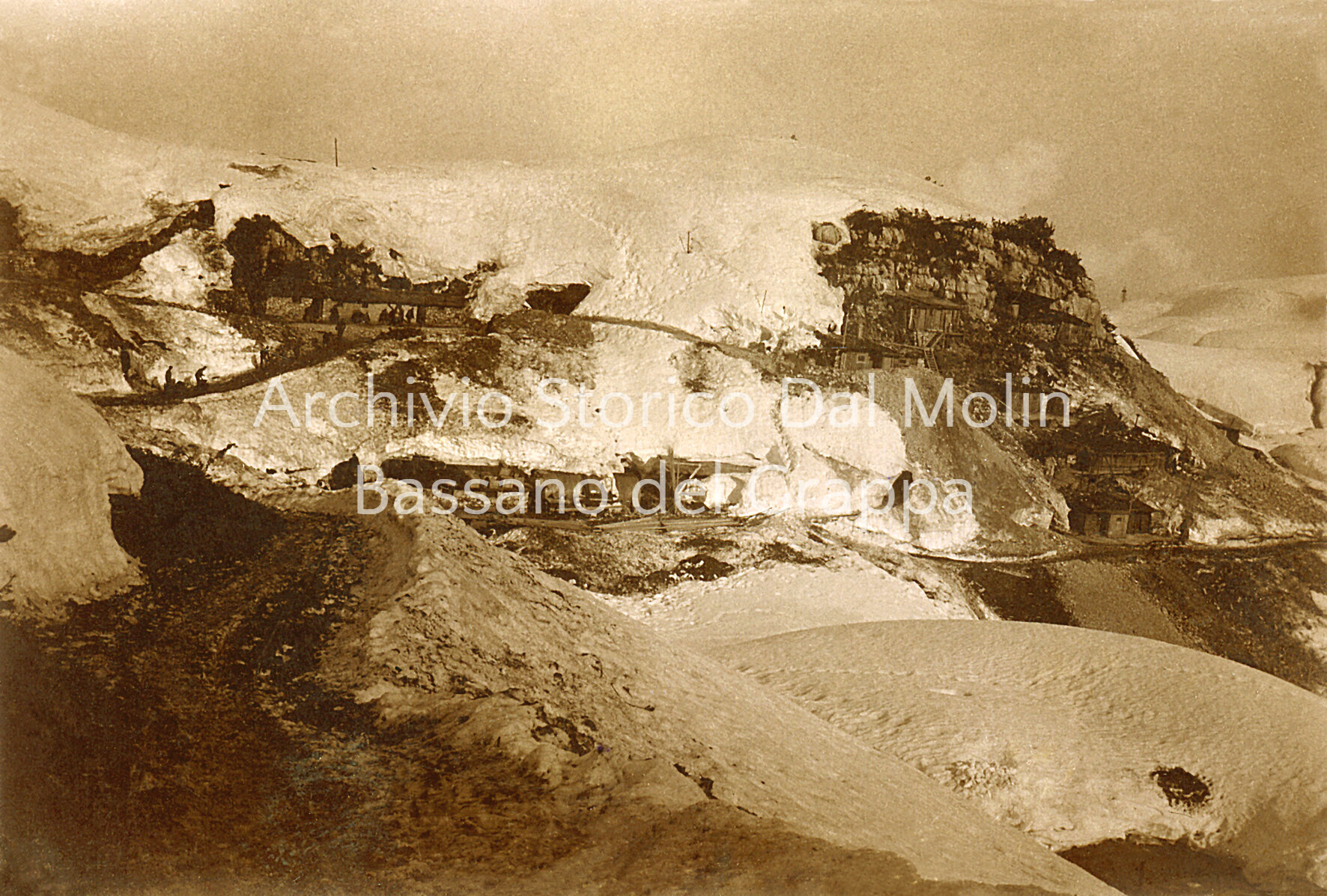 87 - La Mecenseffystrabe ed il comando del 27° konig der Berger dietro monte Forno.JPG