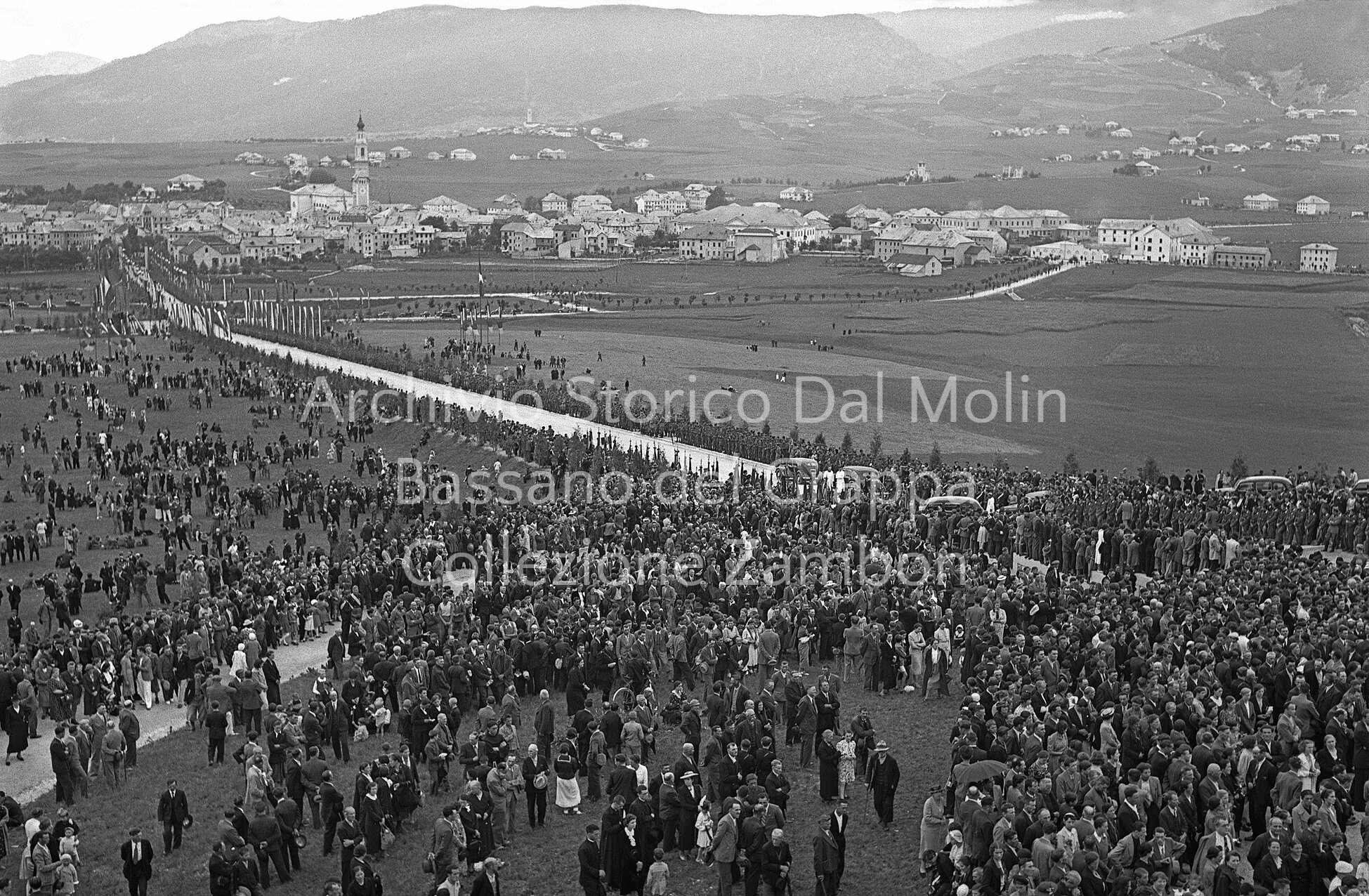 05 - il colle del Laiten gremito  di persone all'inaugurazione (ASDM - coll. Zambon).jpg