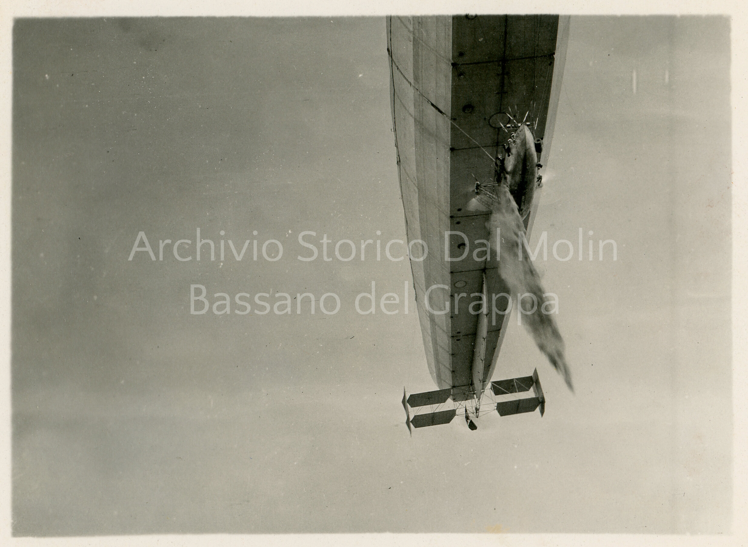 411 - dirigibile italiano che getta zavorra 1916 - 1917 - (ASDM).jpg