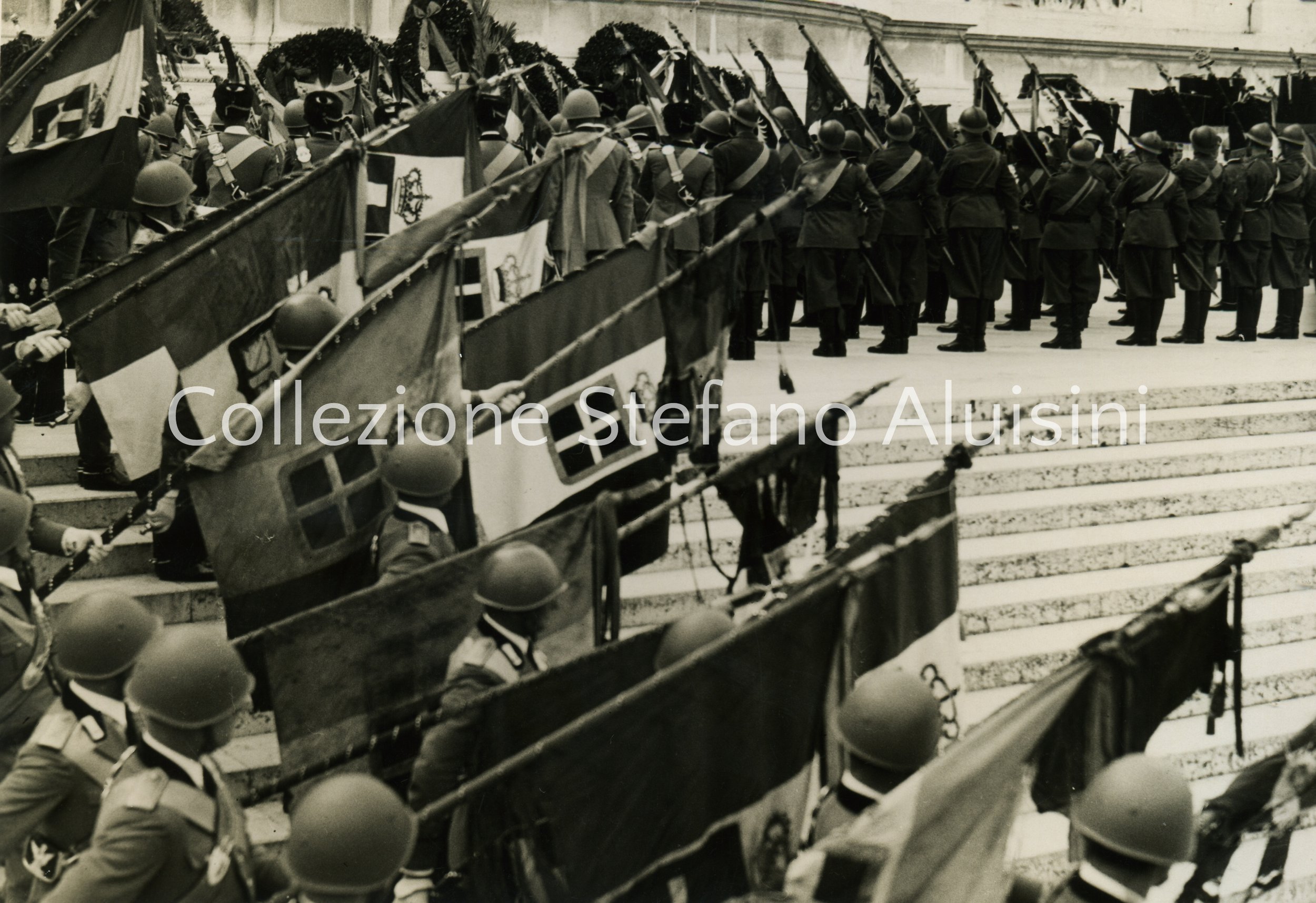 075 bandiere altare patria milite ignoto 24 maggio 1935 c.jpg