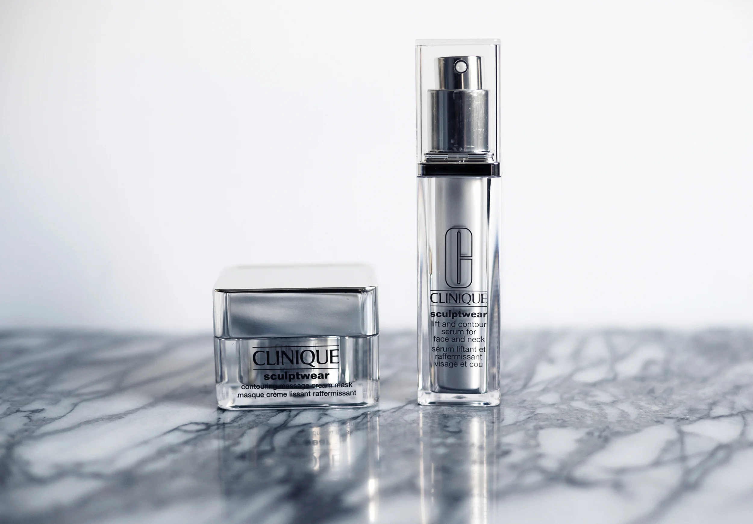 Contorno no rosto usando creme Clinique