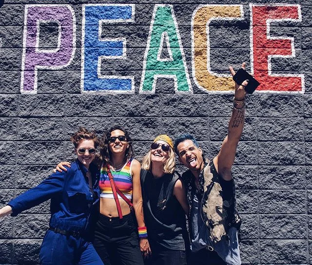 Que energia incr&iacute;vel ontem na parada gay de Los Angeles 🙌🏽 Quando eu era adolescente eu morria de vontade de ir pra parada gay de S&atilde;o Paulo e nem sonhava que um dia estaria na parada de Los Angeles. E al&eacute;m disso n&atilde;o imag