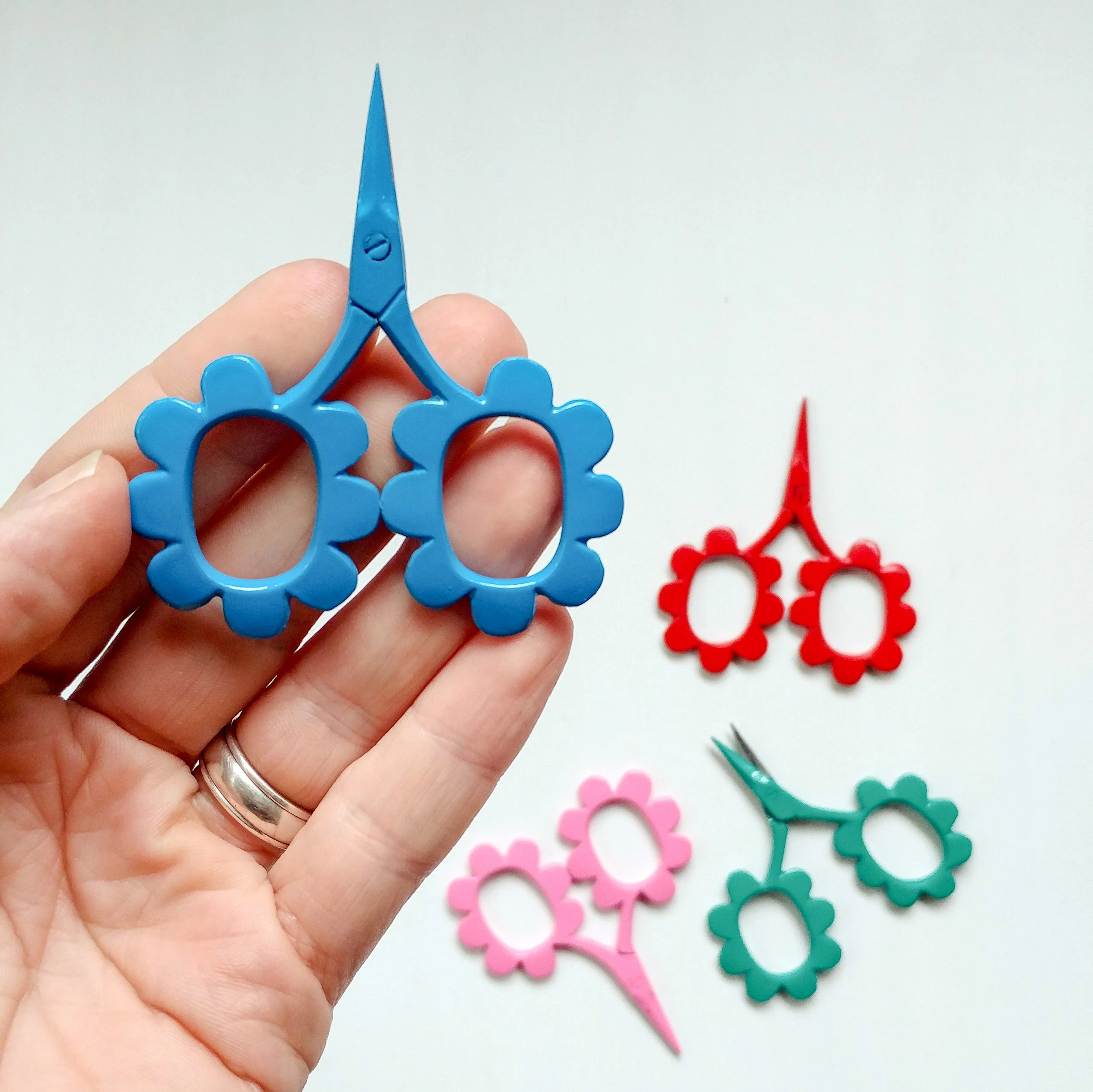 scissors_scalloped_2.jpg