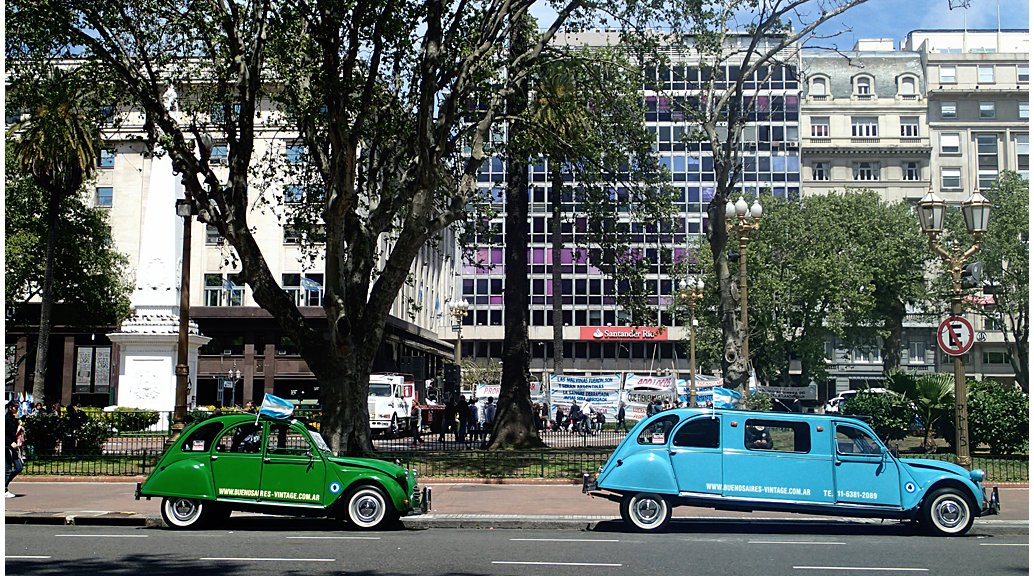 Citroën 2 CV / 3 CV a la Plaza de Mayo de Buenos Aires
