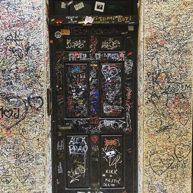 💕 notes cover the walls at the Casa di Giulietta. #romeoromeo #shakepeare #veronaitaly