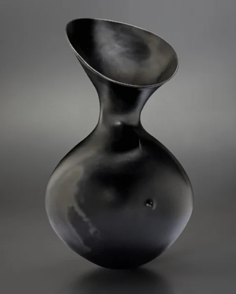 Magdalene Odundo, Untitled , 2000. Courtesy Phillips.