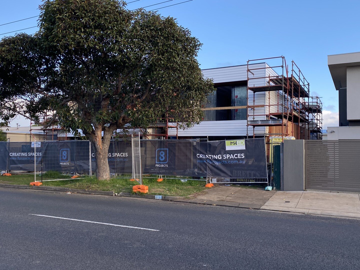 Latest unit construction in OG starting to make an impact.
@_8_projects_ @hausandhome_construction 

#buildingdesign #units #design #surfcoast #oceangrove #twostoreys
#townhouses #contemporary #jameshardie #weatherboards