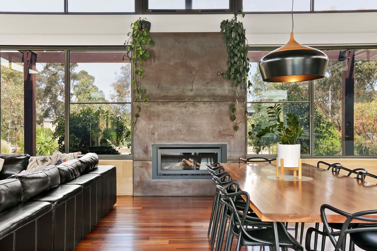 Bringing nature indoors 🌱
#greenery #plants #buildingdesign #interior #design #rammedearth #fireplace