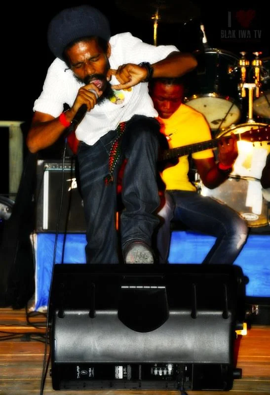 amlakperforming.jpg