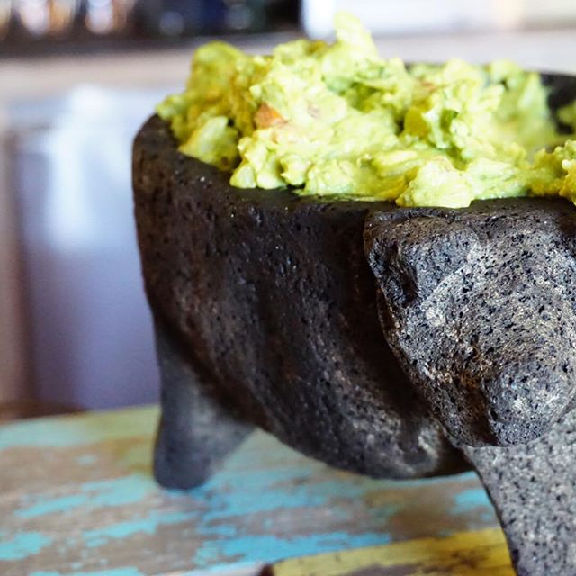 Best way to serve guac #molcajete #pezcantina