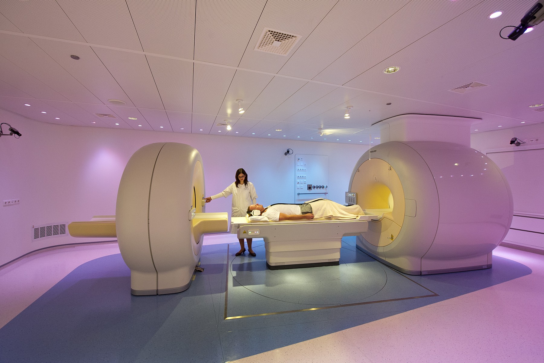 PET-MRI-scanner2 Philips-1800x1200.jpg