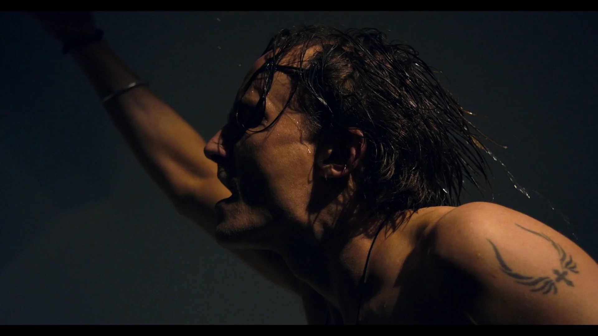 love_grove_-_full_version (1080p).00_01_06_06.Still007.jpg