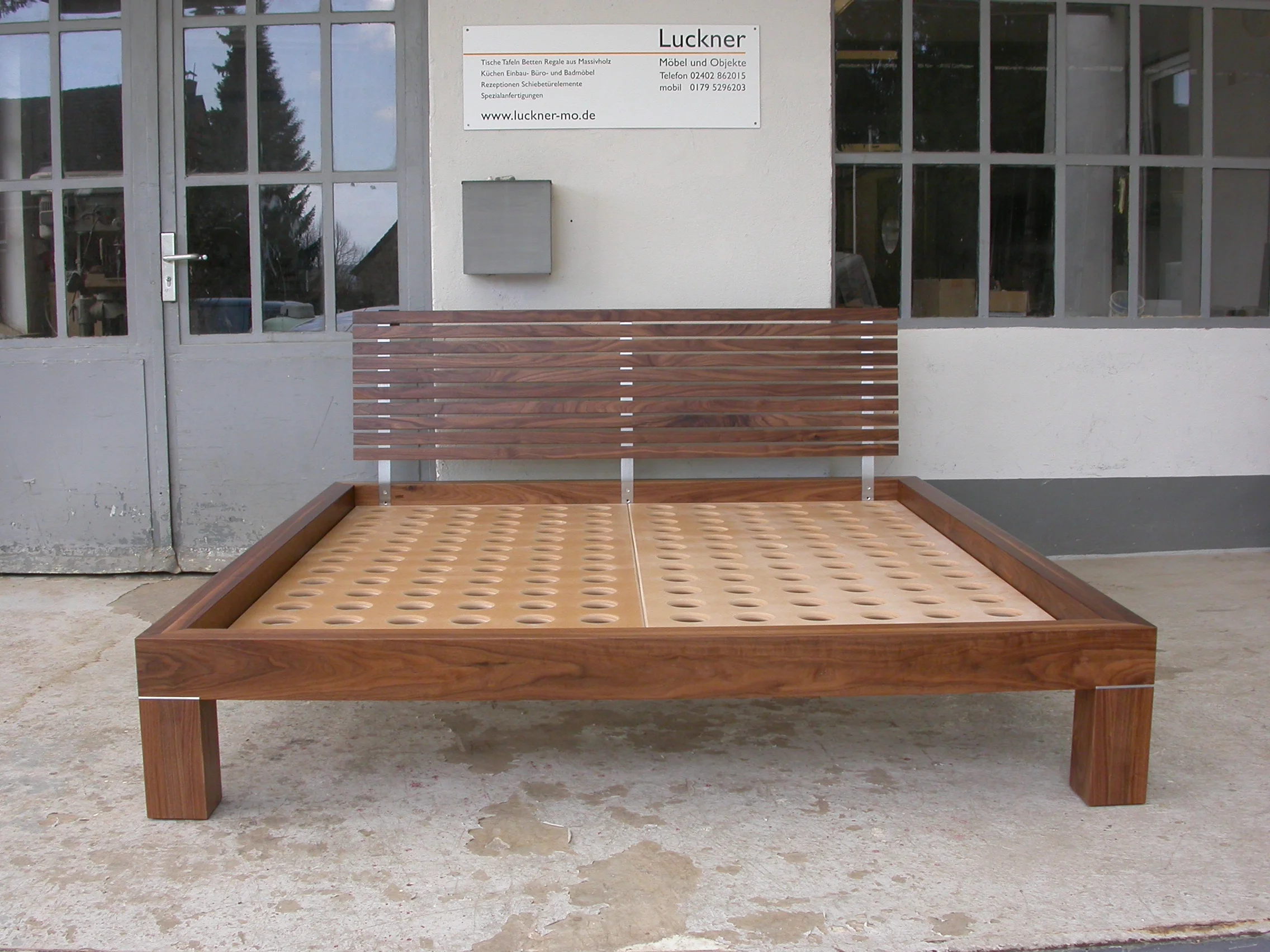 Bett Carlos aus amerikanischem Nussbaum 180 x 200 cm 2500 Euro inkl. 19% Umsatzsteuer, ab Werkstatt, ohne MDF Matratzenauflagen.