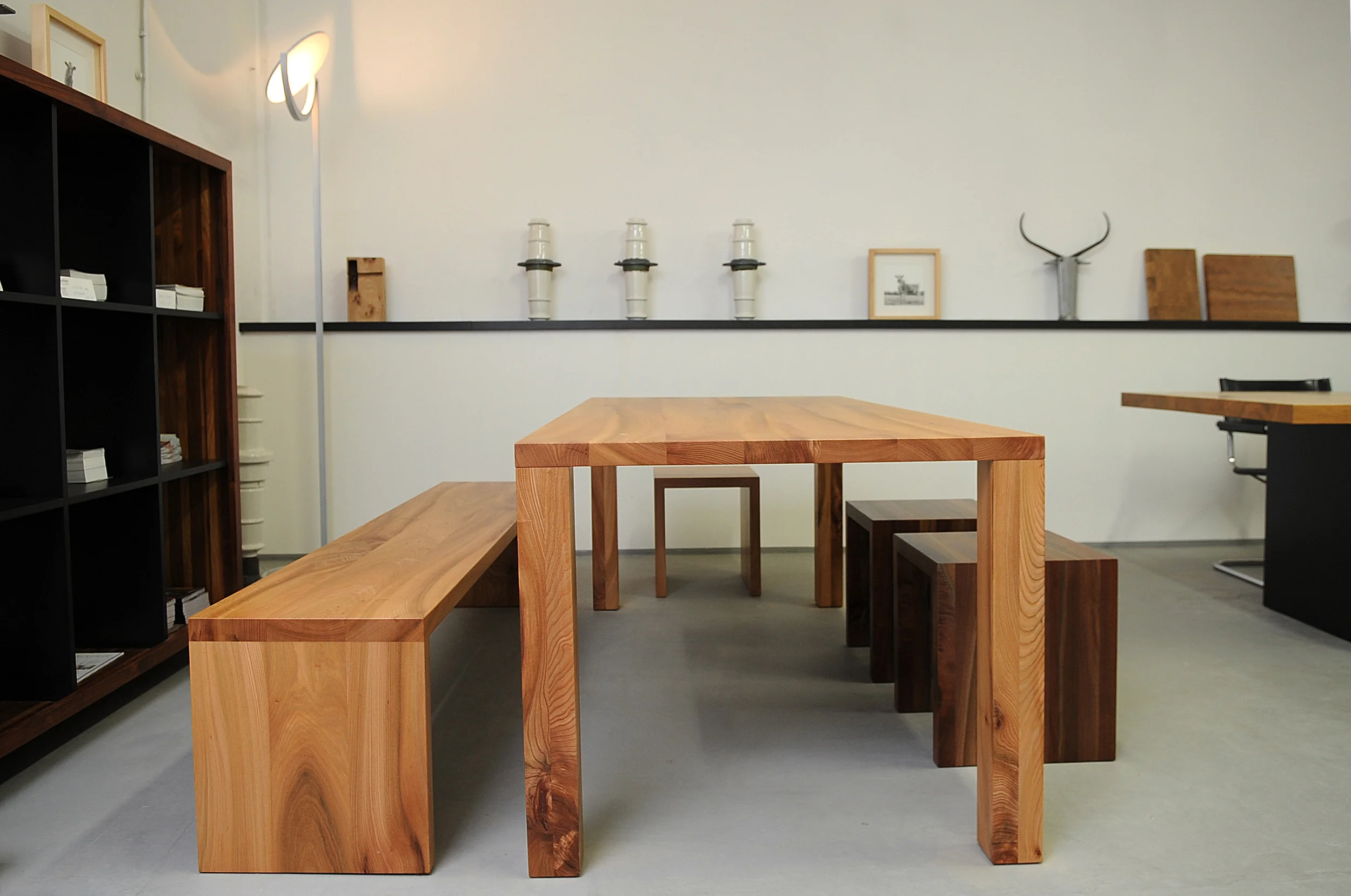 Tisch Modo mit Bank Joseph aus Rüster und Hockern aus Nussbaum Plattenstärke 4 cm 200 x 90 cm 1.400 Euro inkl. 19% Umsatzsteuer, ab Werkstatt. 220 x 90 cm 1.475 Euro inkl. 19% Umsatzsteuer, ab Werkstatt.