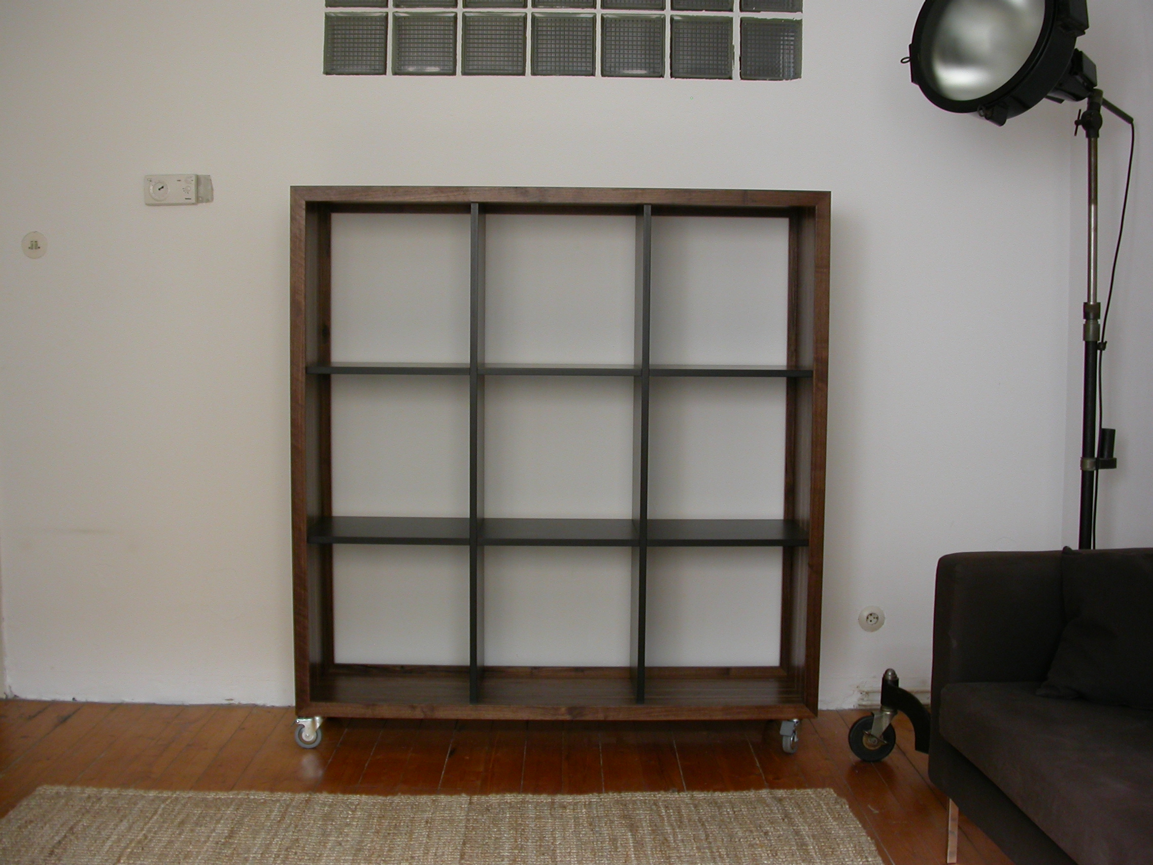Bob aus Nussbaum und schwarzem MDF.