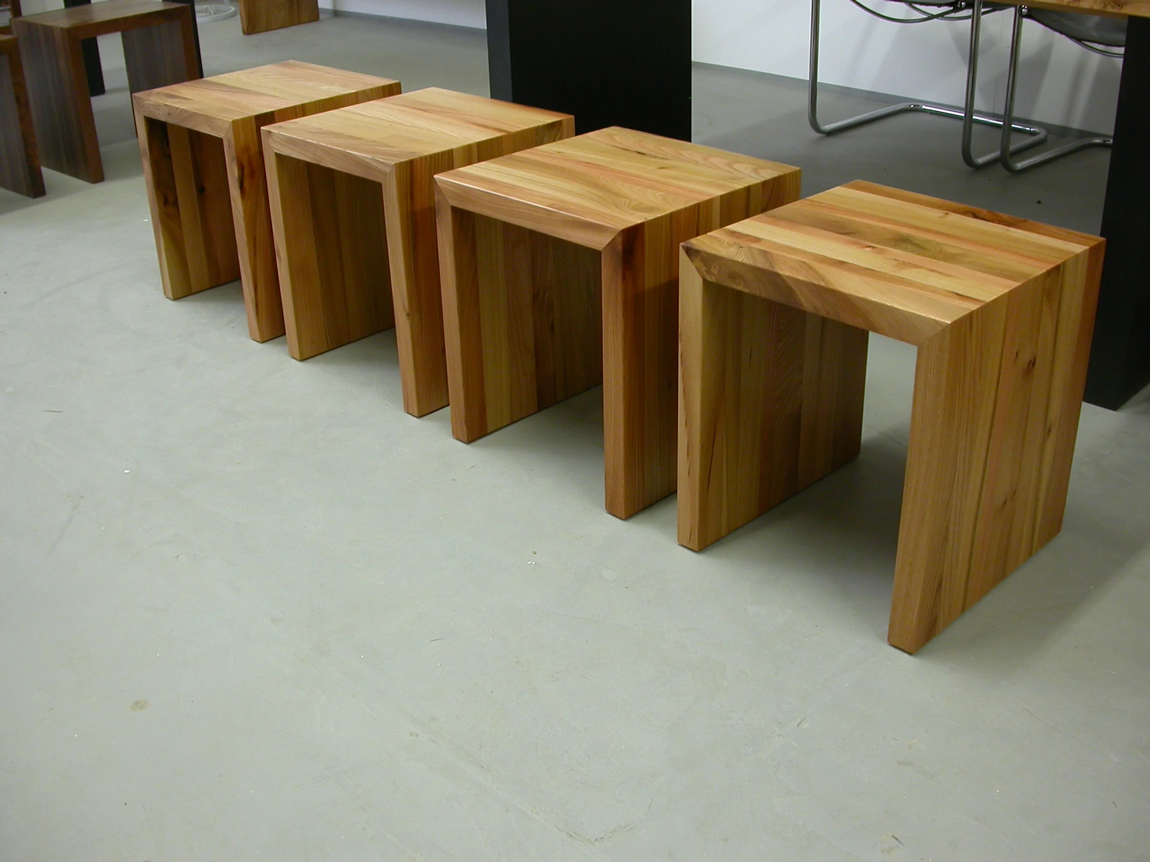 Vier Hocker Mary.