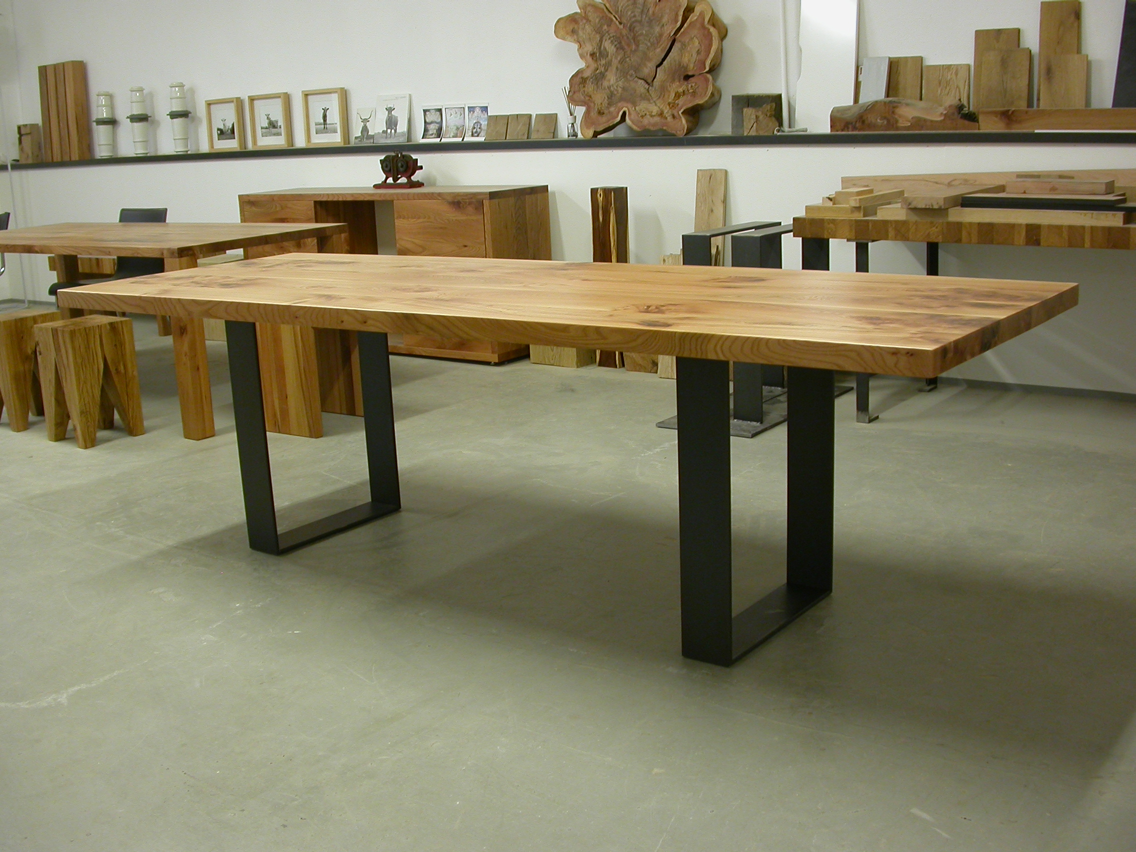 Tisch Oscar unser jüngstes Modell aus diesem Jahr. Hier in 250 x 90 x 75 cm. Gestell aus Stahl klar lackiert und Rüster 5cm stark