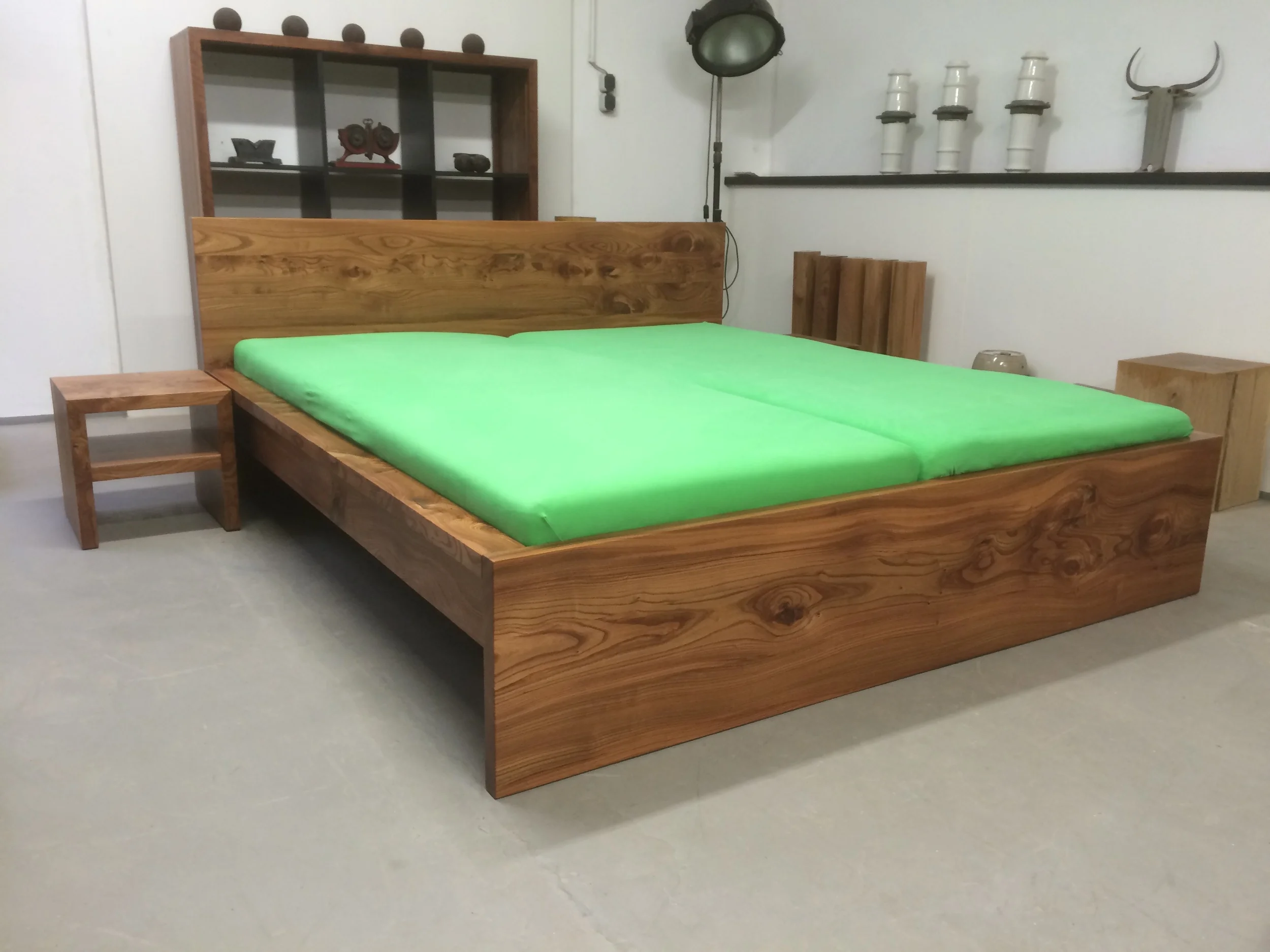 Bett Cortina aus Rüster (Ulmenholz) in unserem Showroom in Aachen
