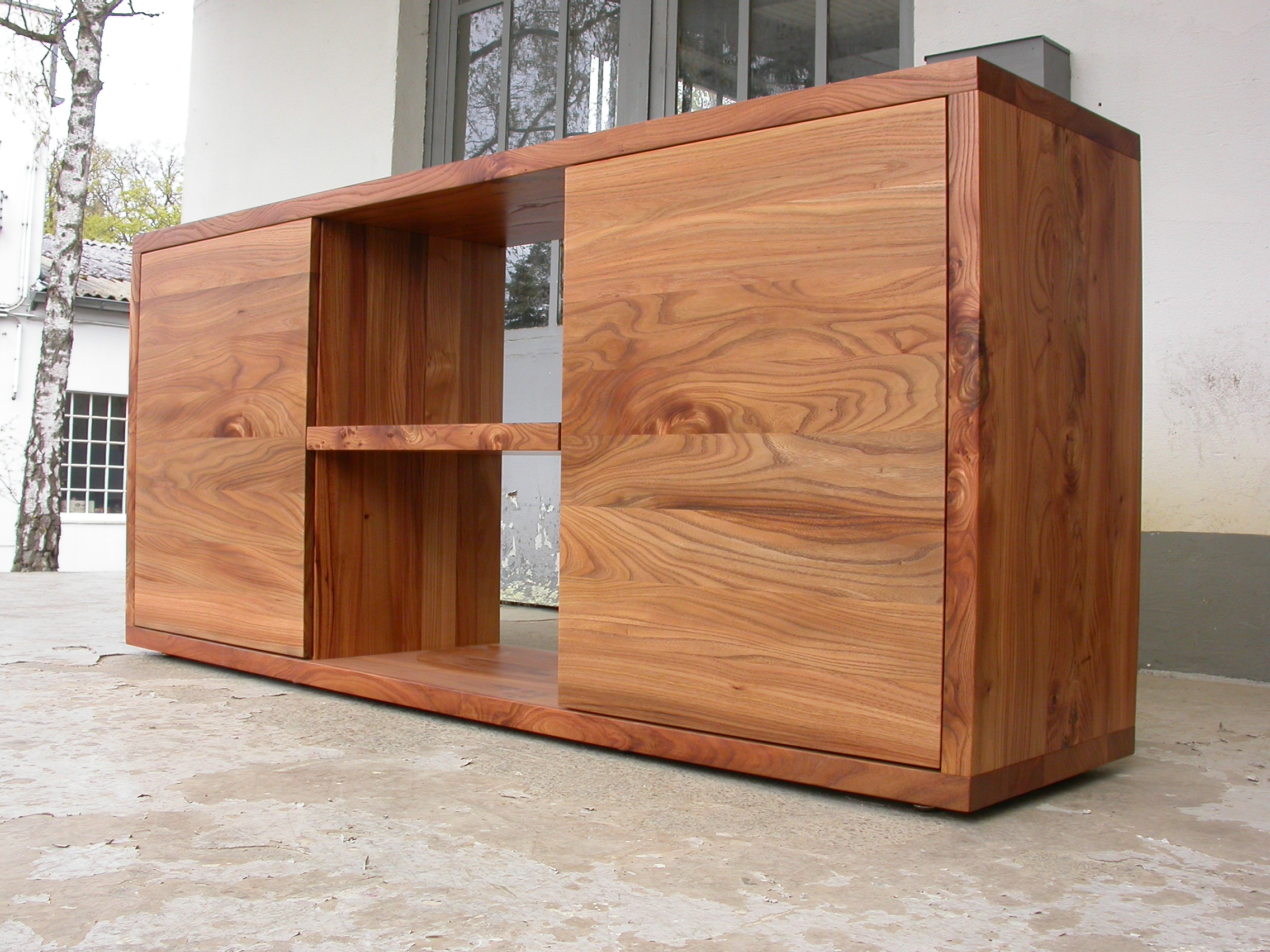 Dean aus Rüster/Ulmenholz 196 x 85 x 45 cm 2550 Euro, ab Werkstatt, inklusiv 19 % Umsatzsteuer.
