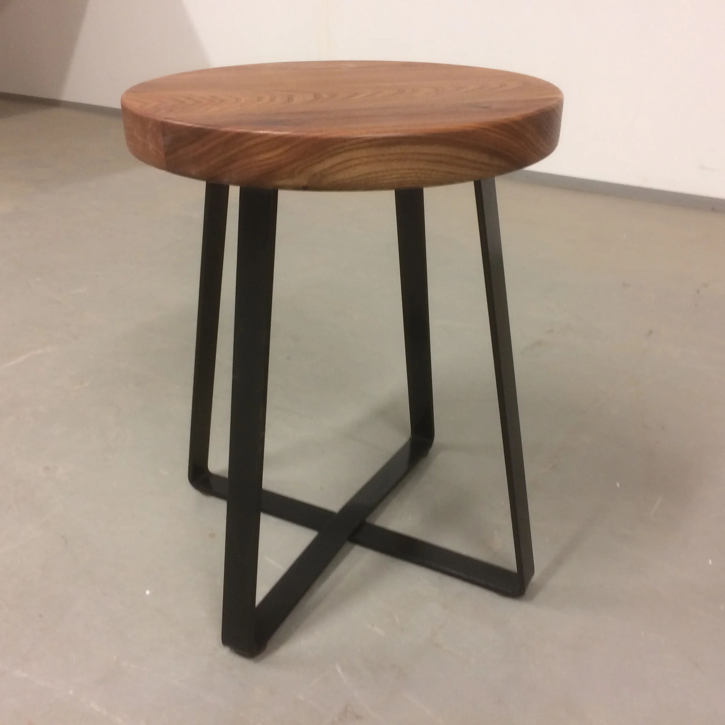 Hocker X16 355 Euro inkl. 19% Umsatzsteuer ab Werkstatt