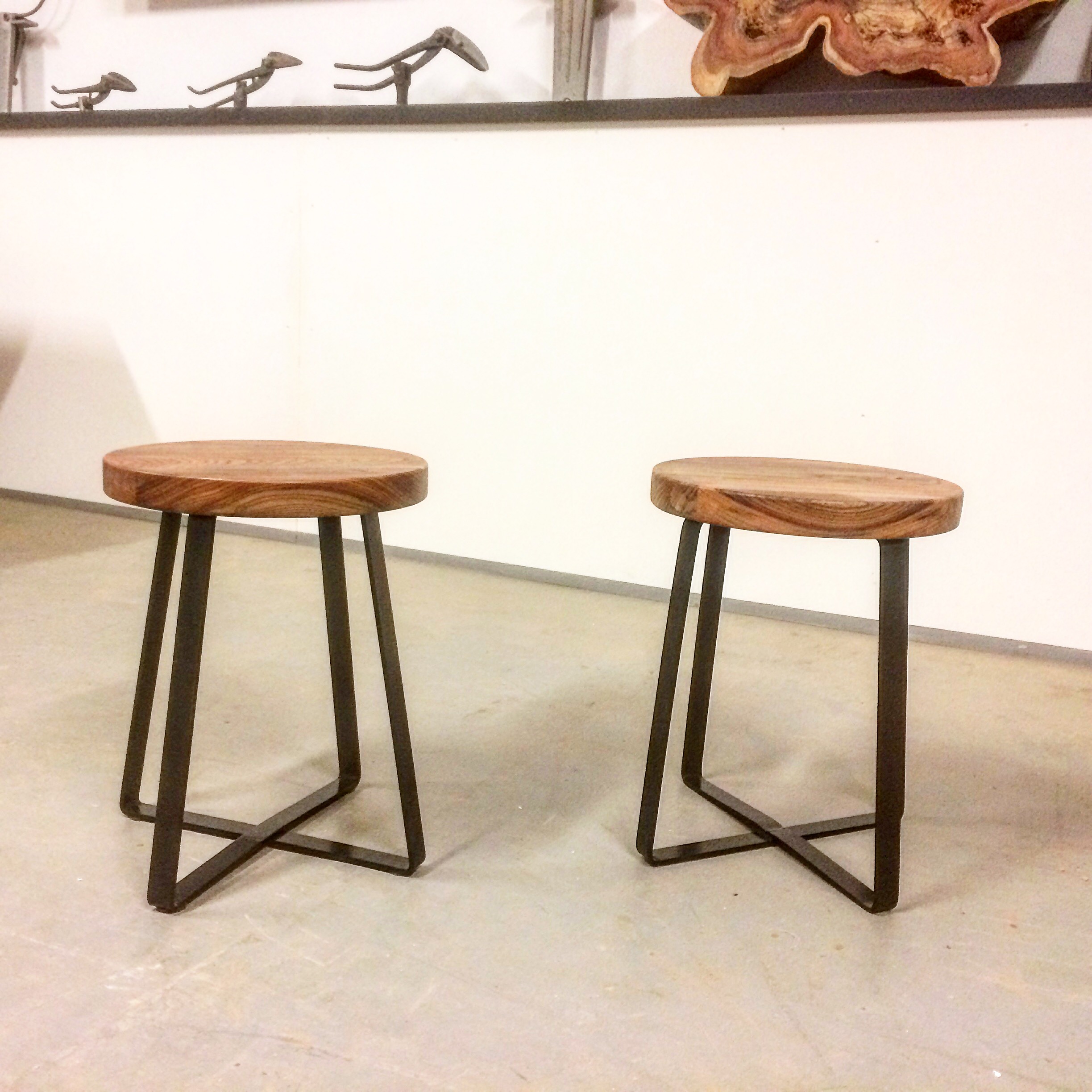 Prototypen Hocker X16 Stahl und Rüster