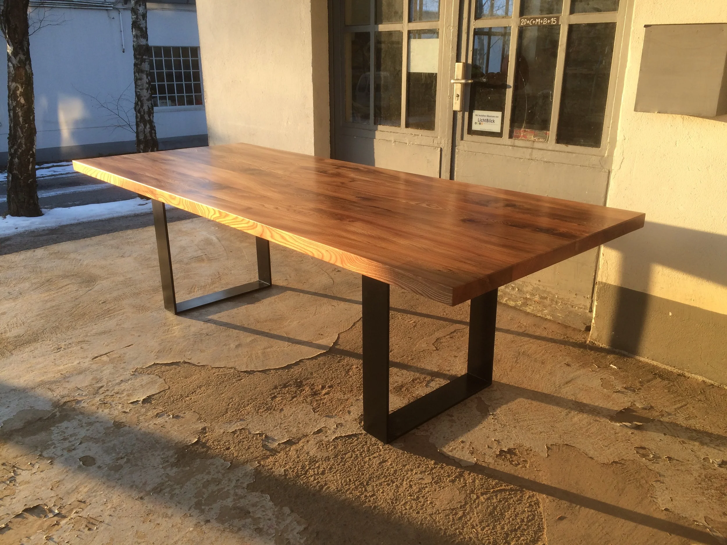Tisch Oscar aus Rüster und Stahl 250 x 100 cm.