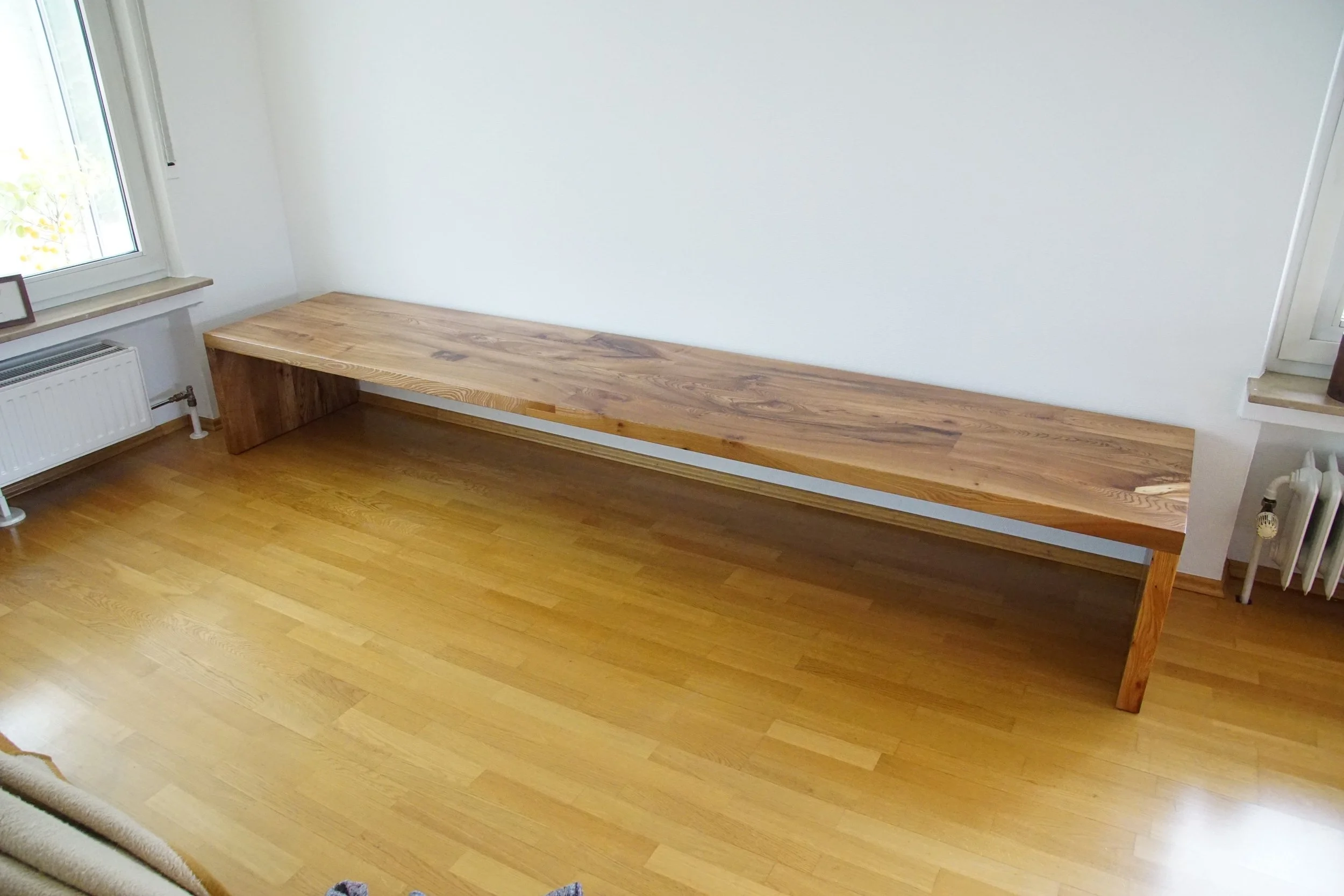XXL Bank 300 x 60 cm aus Rüster bei Auslieferung in Belgien.