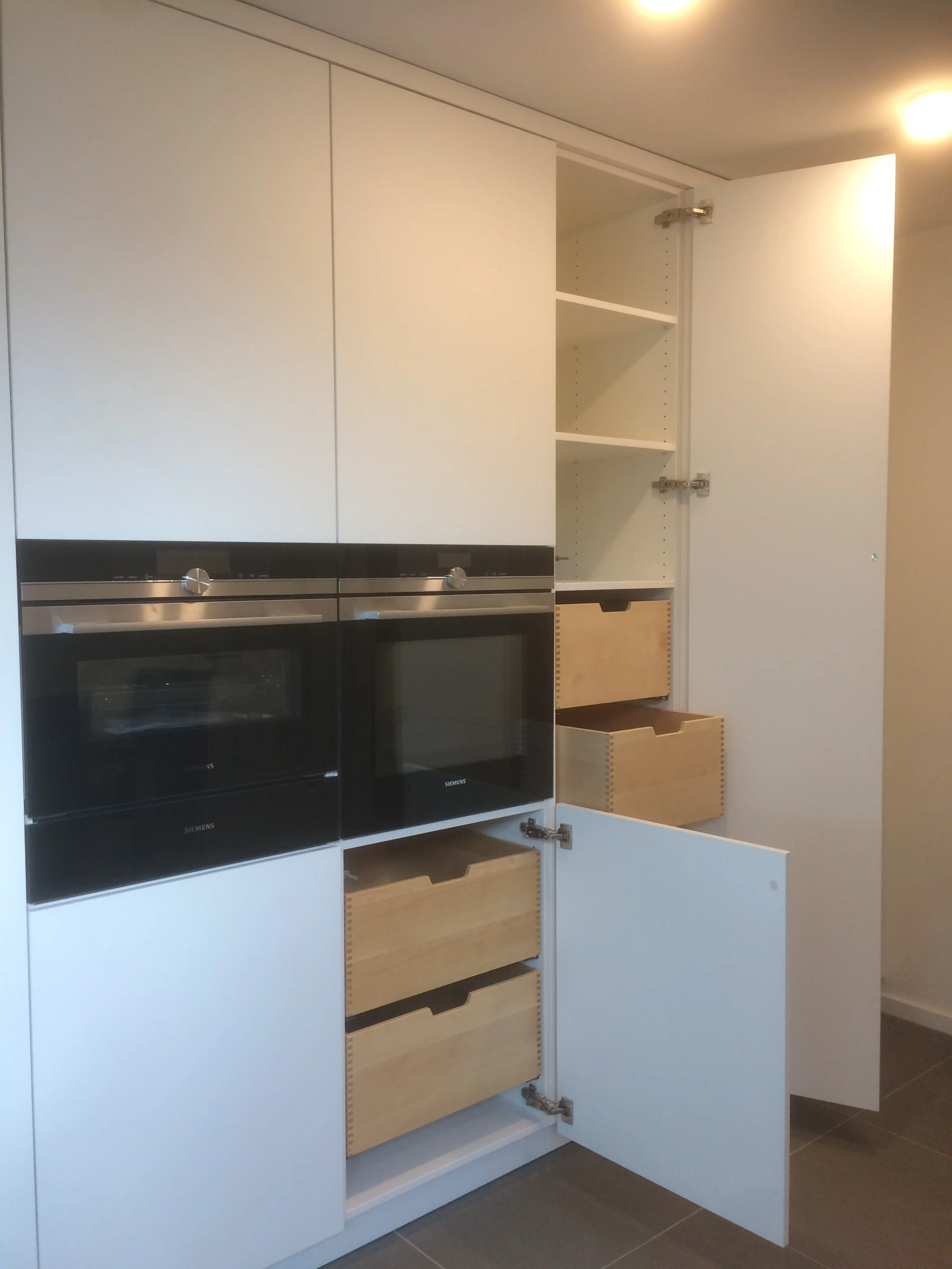 Hübsche Innen Schubladen aus Birke massiv.