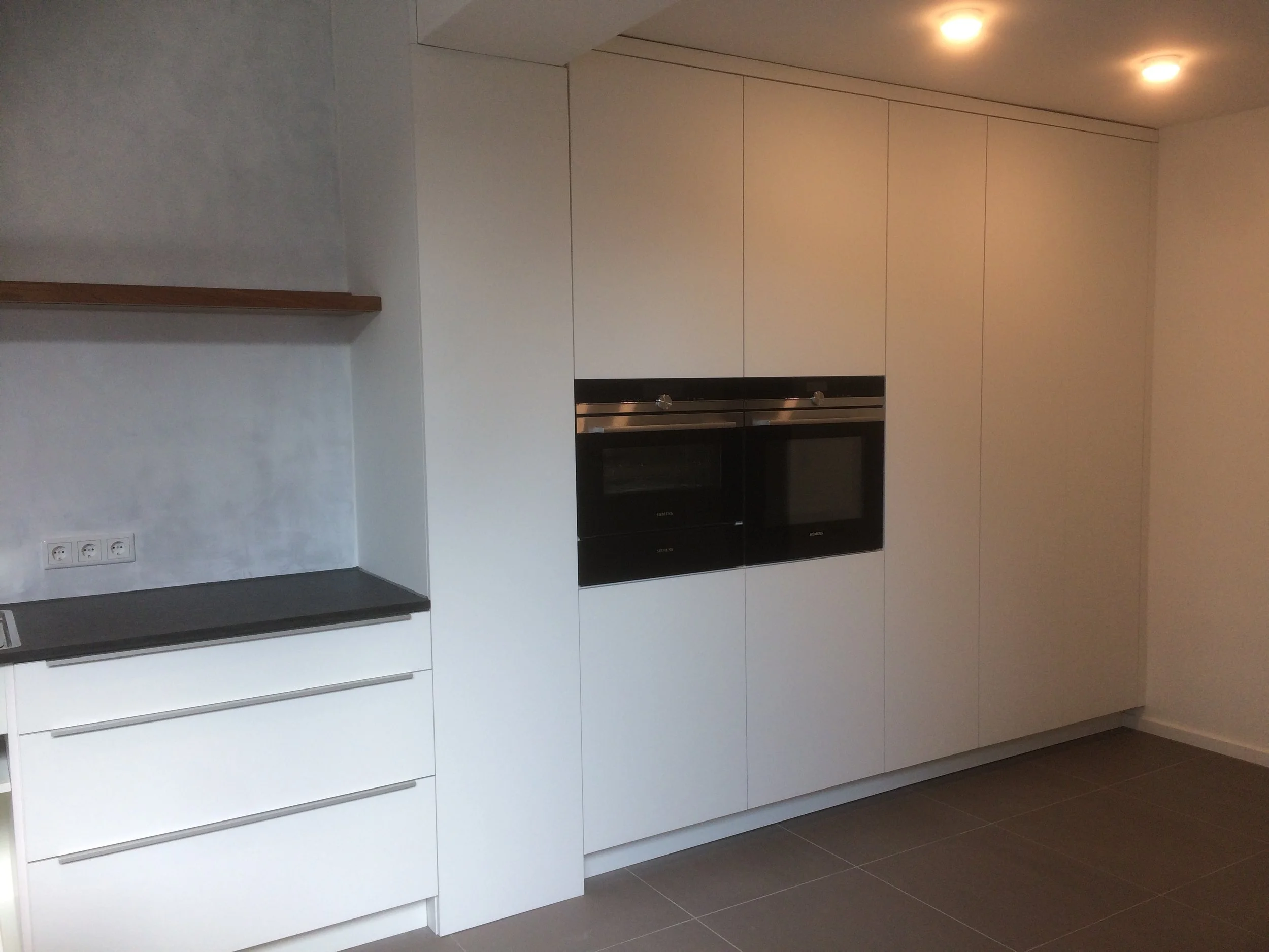 Neuste Küche, direkt im Einzugsgebiet Aachen Brand - Fronten weiß matt Beschichtet, Board aus Rüster/UlmeStein direkt vom Steinmetz aus Nero Assoluto.