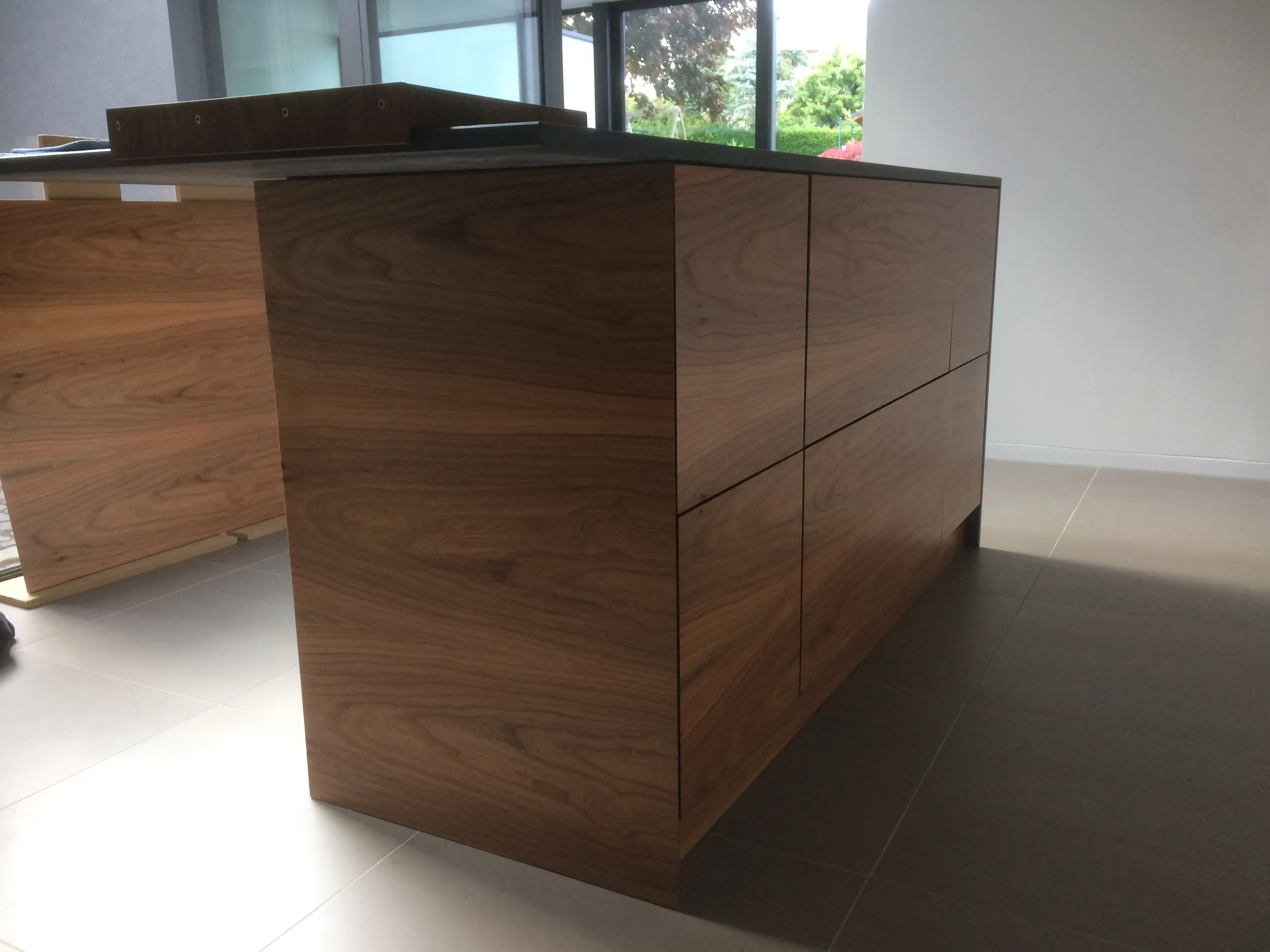 Küchenblock in Arbeit - Rüster und Valchromat und Nero Assoluto