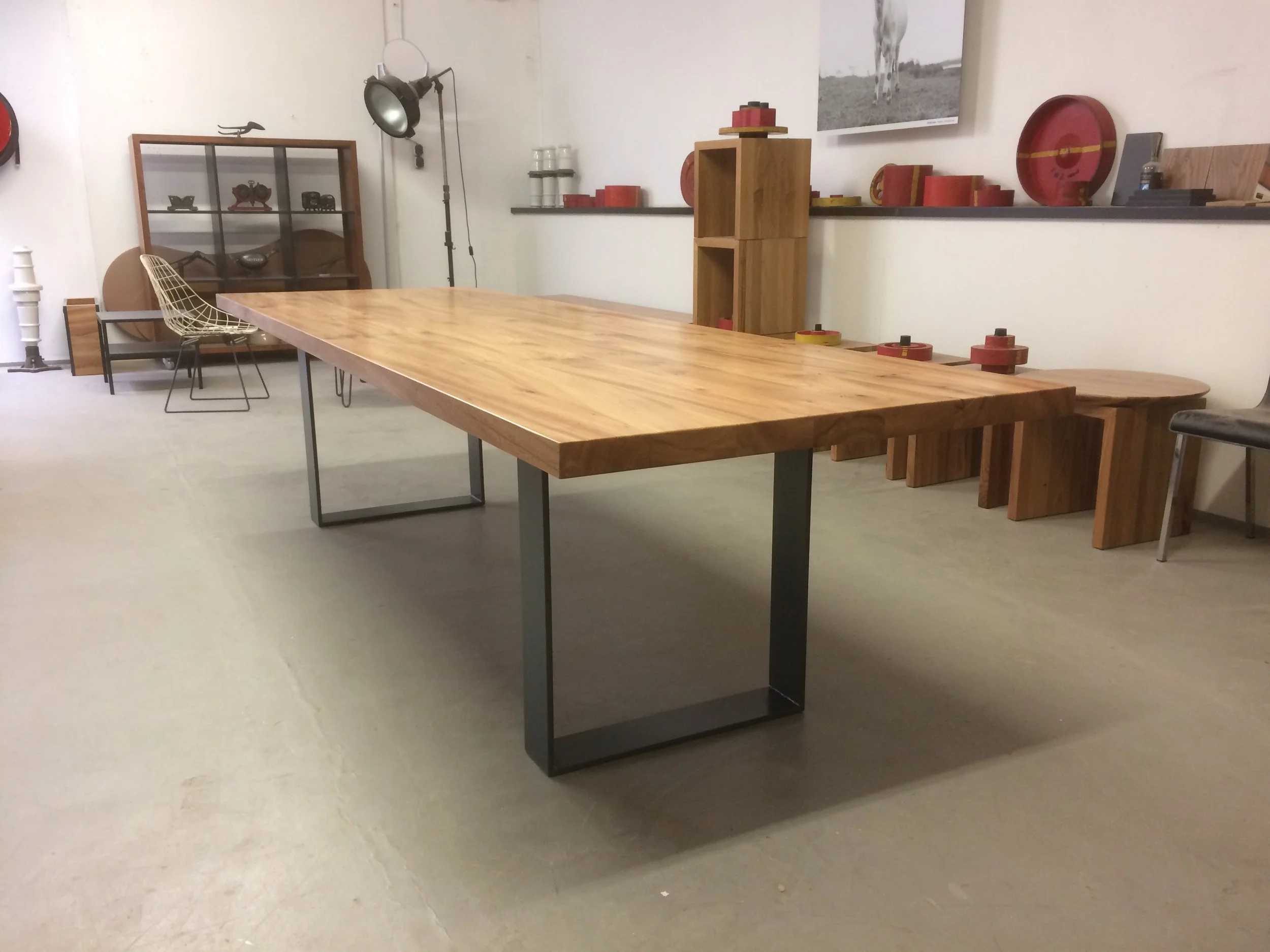 Kufentisch Oscar aus Rüster und Stahl in 300 x 93 cm 2500 Euro