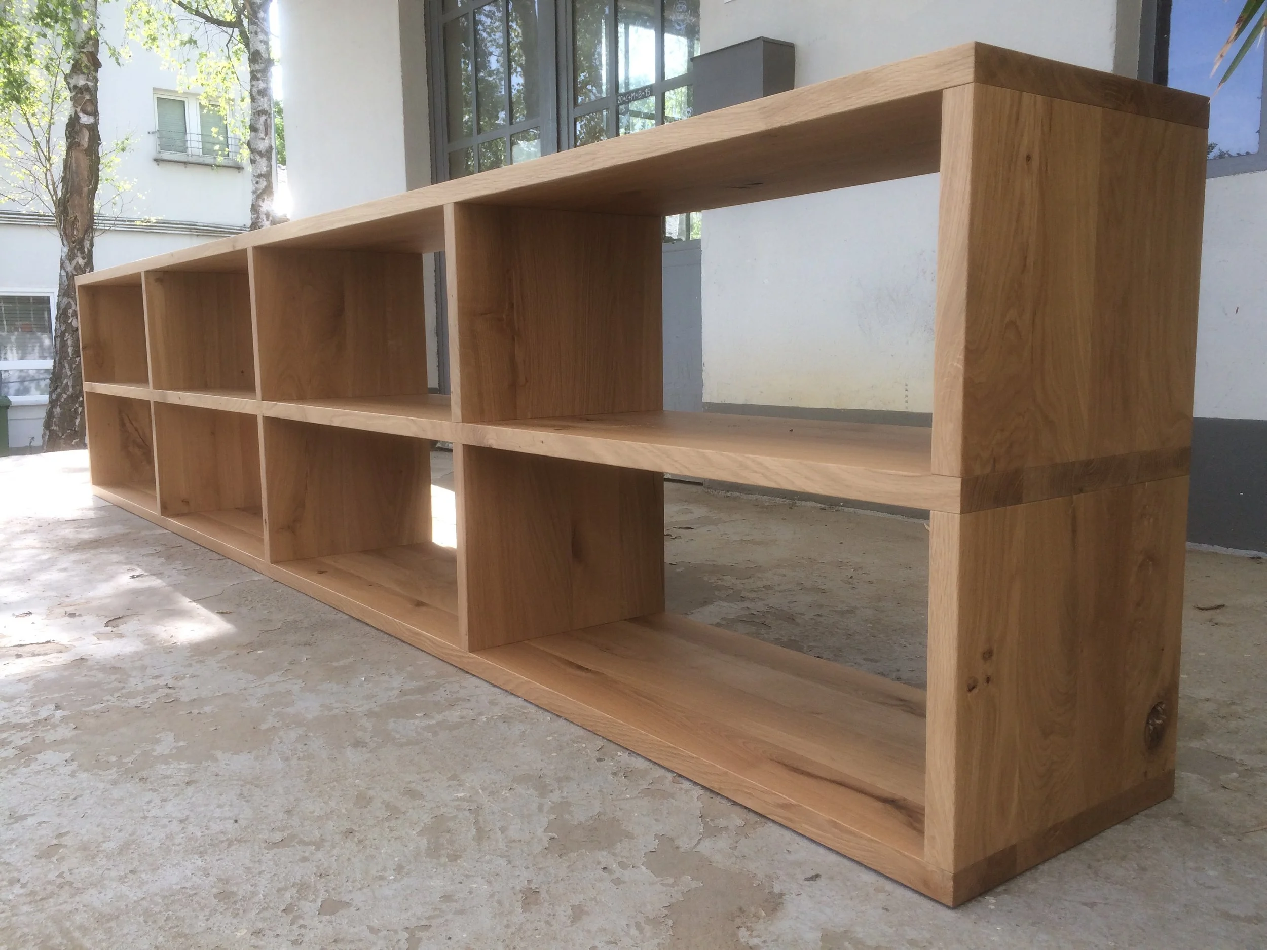 Plattenregal aus Asteiche auf unserer Möbelrampe.