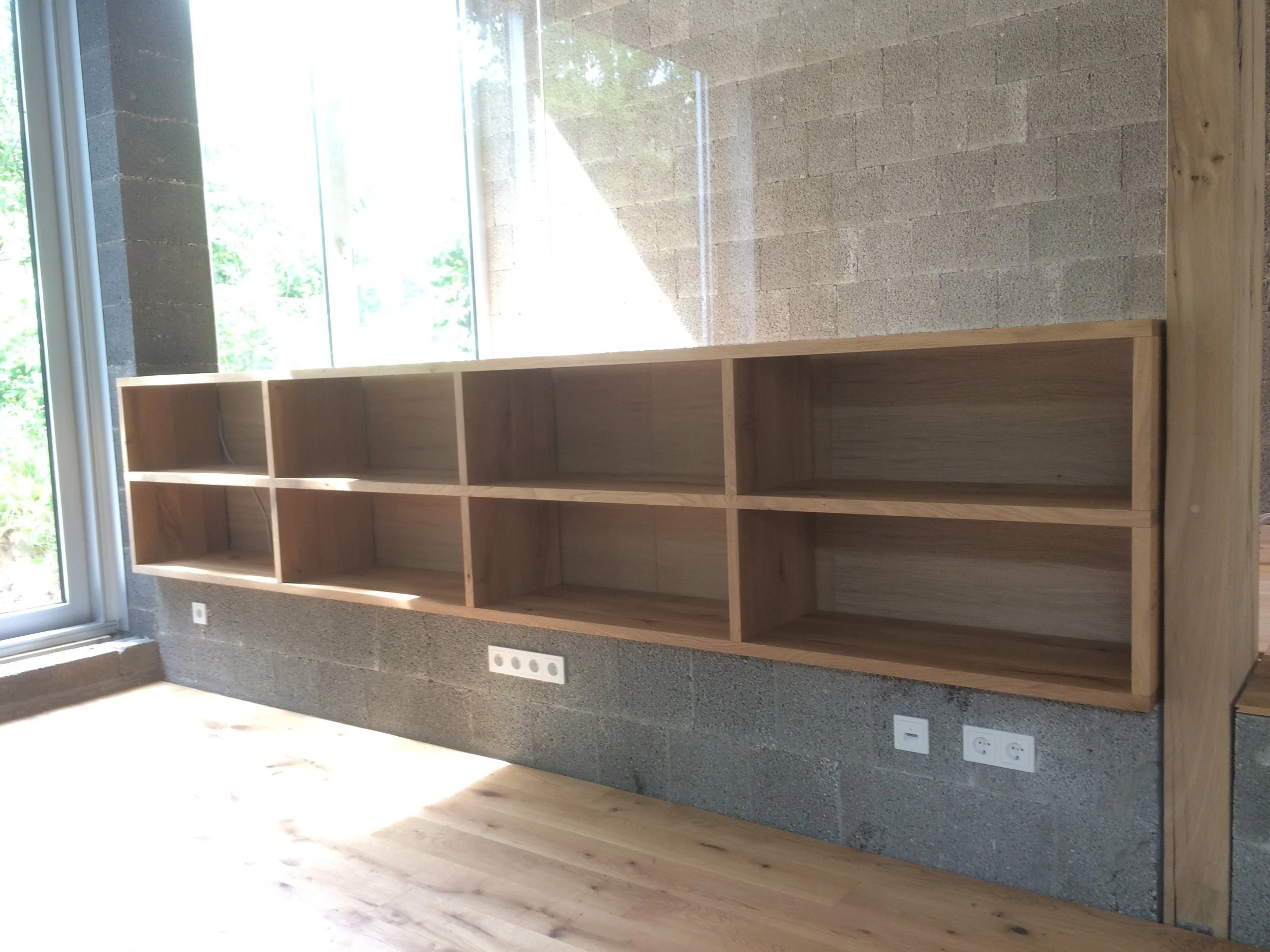 Langes Regal zur Aufnahme von Langspielplatten - ca 370 cm lang.