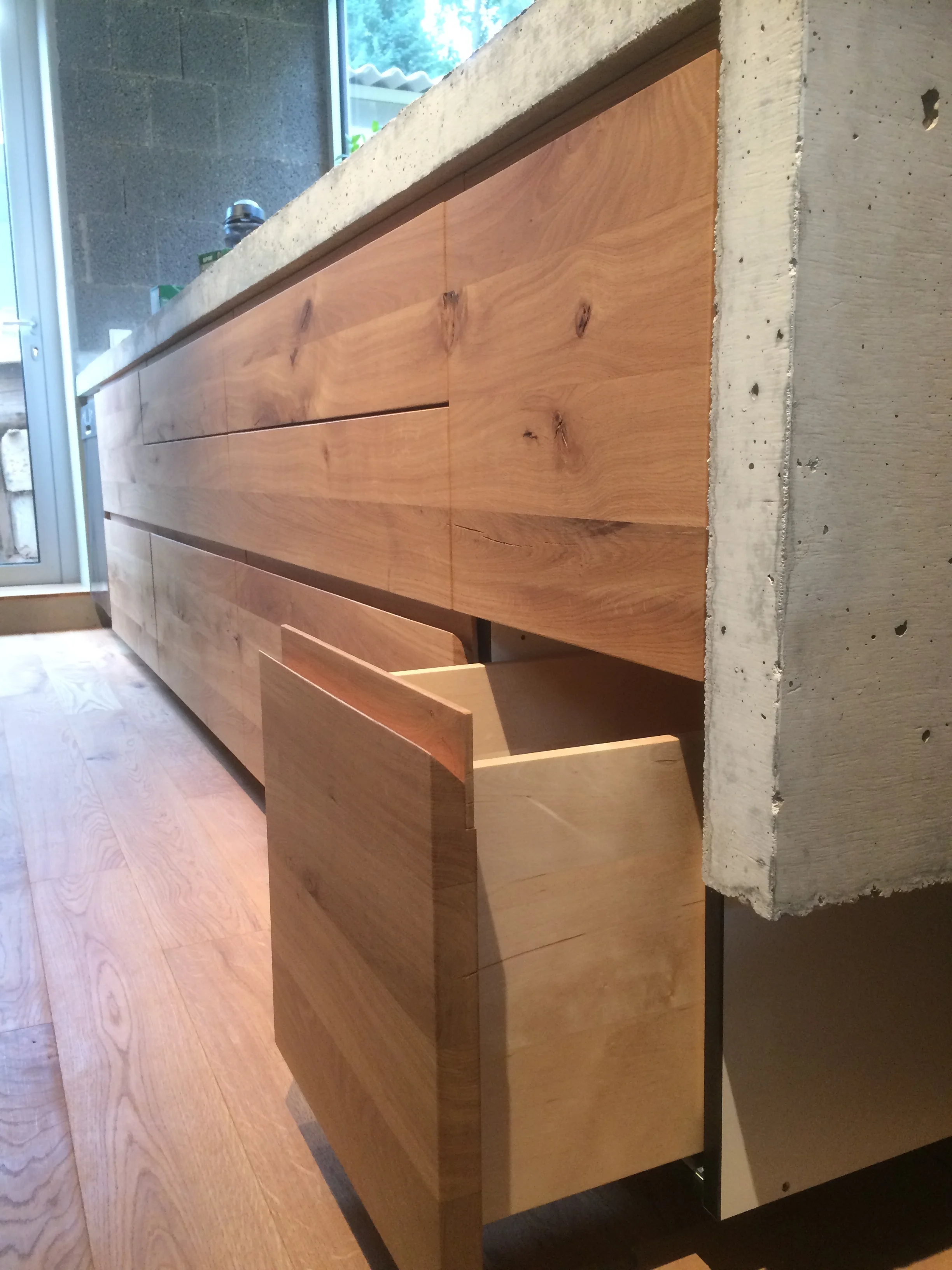 Hübsche Birken Schubladen, sehr wertig - Detail der Griffeinfräsung