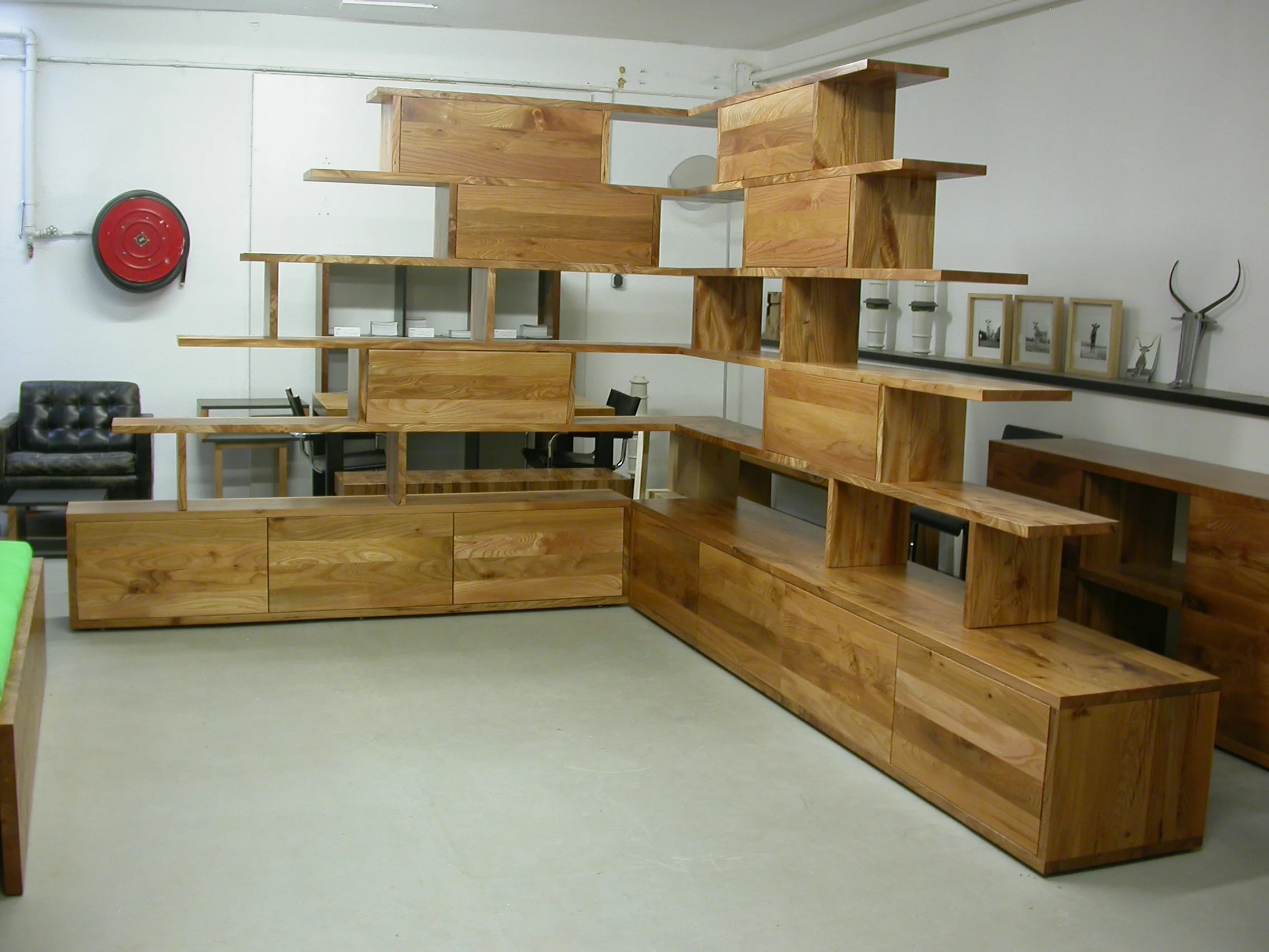 Showroom Luckner Möbel und Objekte in Aachen NRW - Regalsystem aus Rüster / Ulmenholz