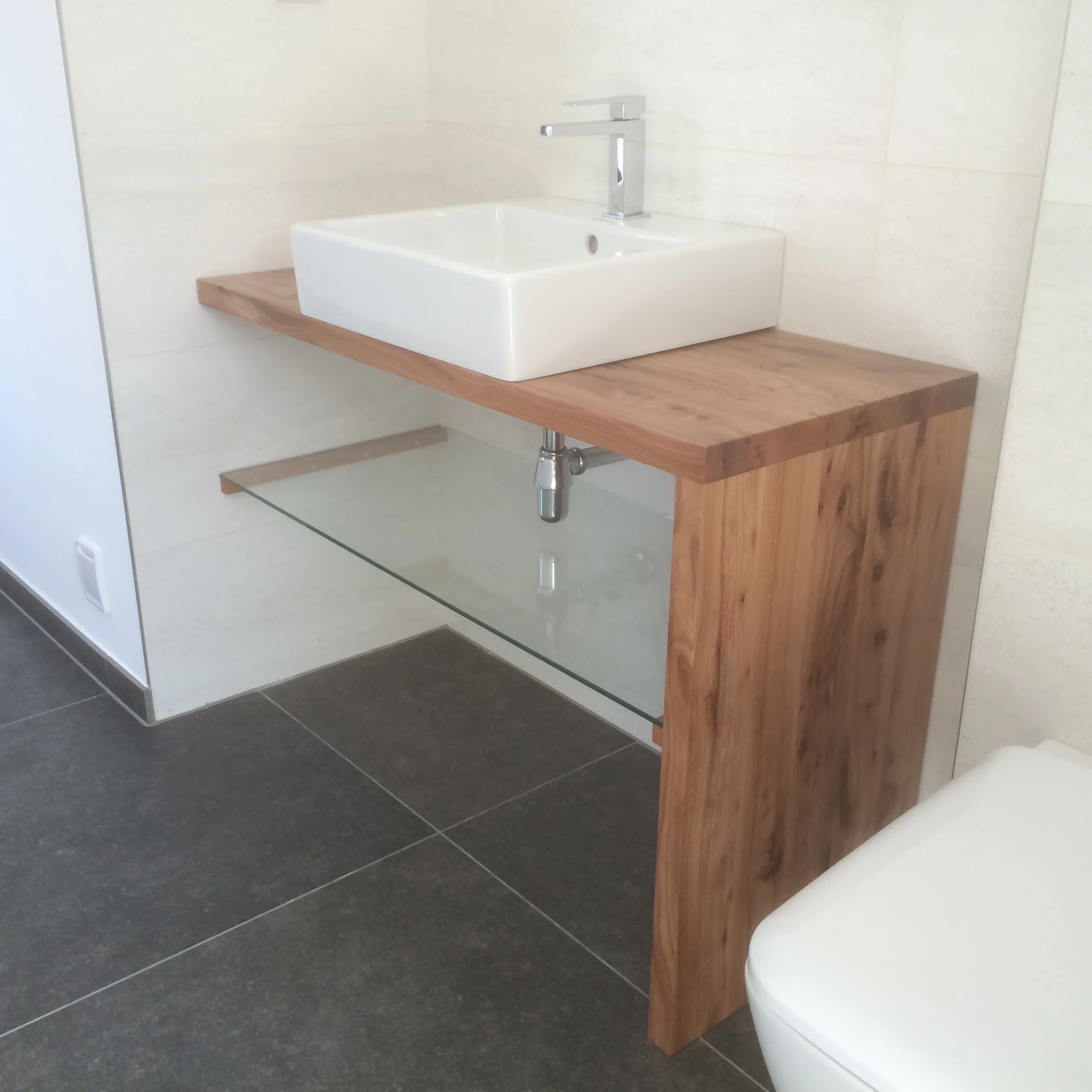 Waschtisch Winkel aus Rüster und Glas.