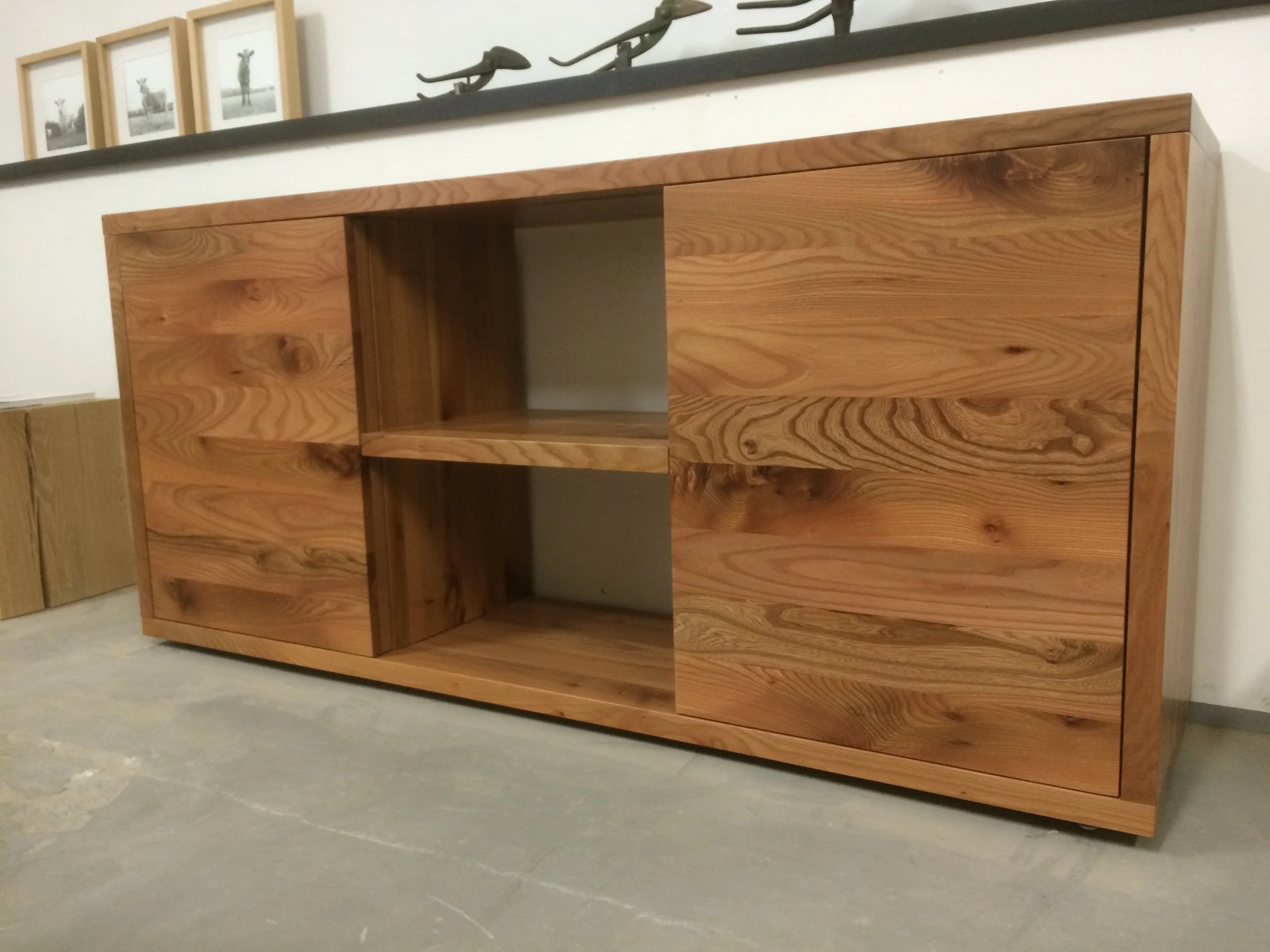 Sideboard Dean aus Ruester / Ulme in unserem Showroom in Aachen