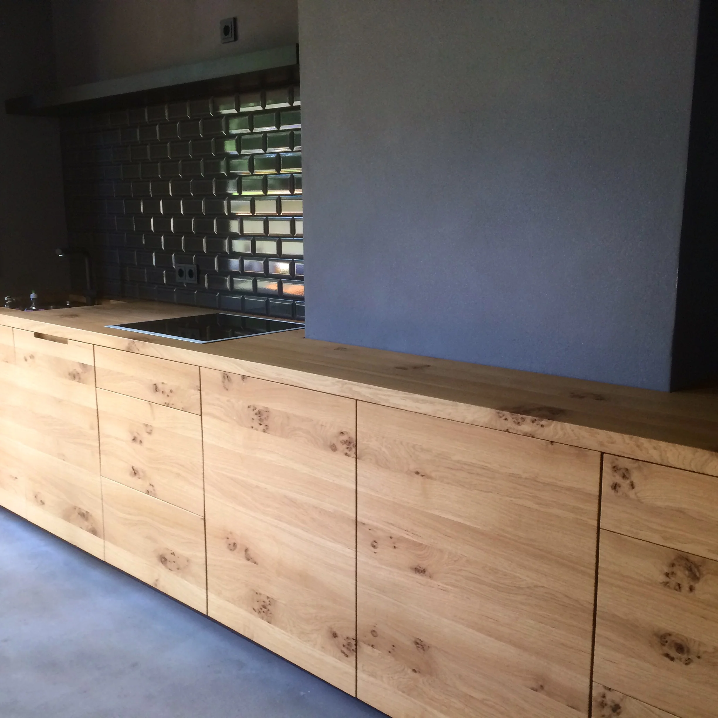 Chic schlicht und natürlich - Küchenzeile aus Asteiche