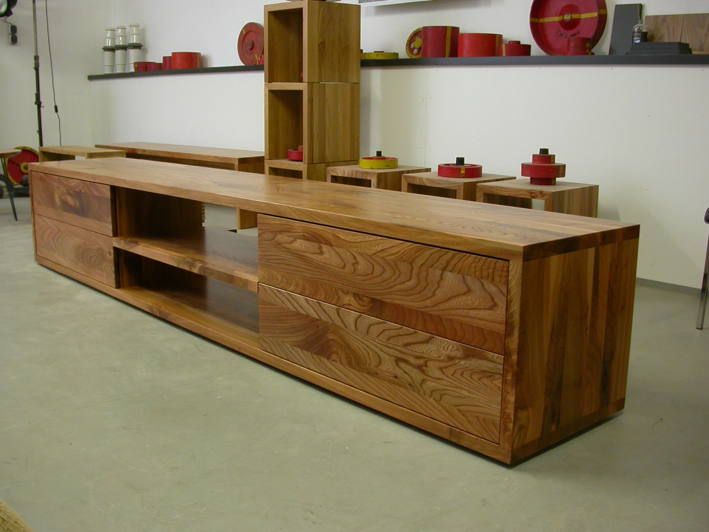 MedienLowBoard aus Rüster / Ulmenholz - ca 300 cm lang, 4 Schubladen TipOn, 3700 Euro inklusiv Lieferung in Aachen - Wir liefern in ganz Deutschland!