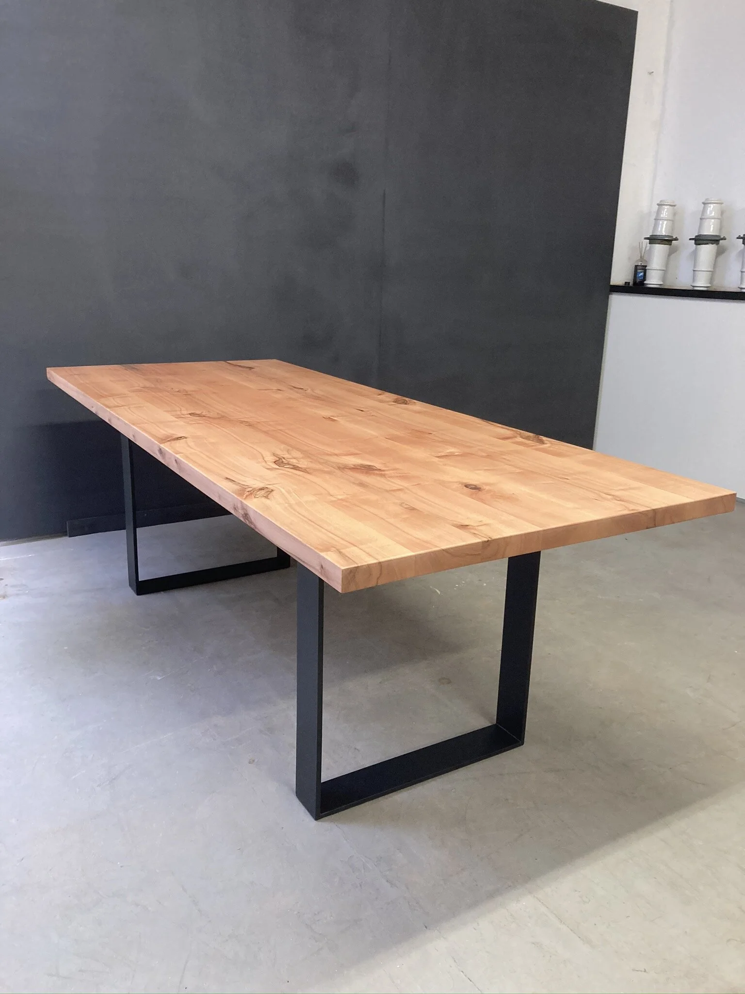 Tisch Oscar mit Stahlkufen und einer Platte aus 40 mm Wildbirne,Maß 220 x 90 cm, Preis für Wildbirne auf Anfrage, aus Rüster oder Asteiche, 1600 Euro inklusiv 19% Umsatzsteuer
