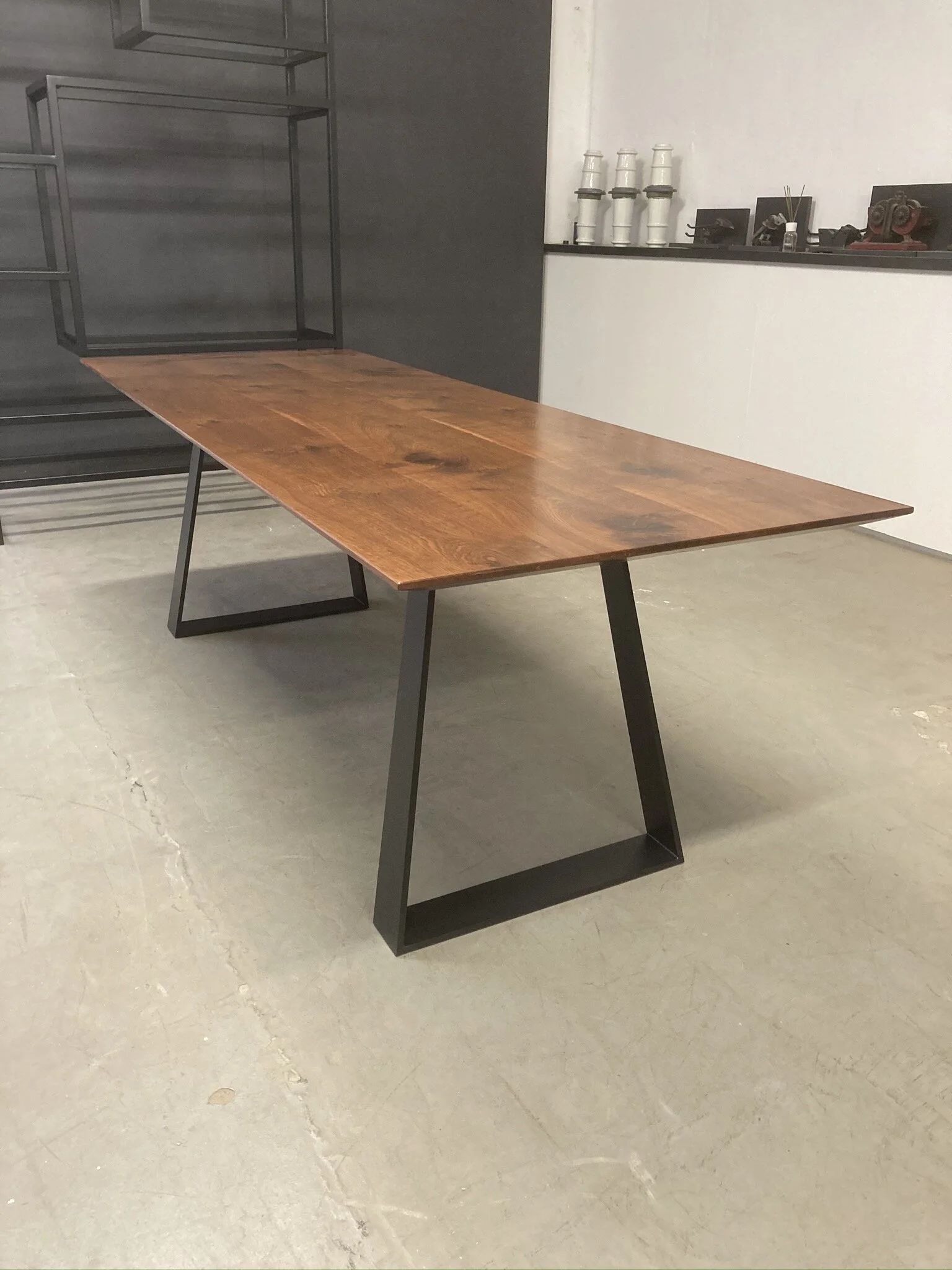 Sid7 aus Räuchereiche und Stahlkufen graphitschwarz lackiert, Preis auf Anfrage.