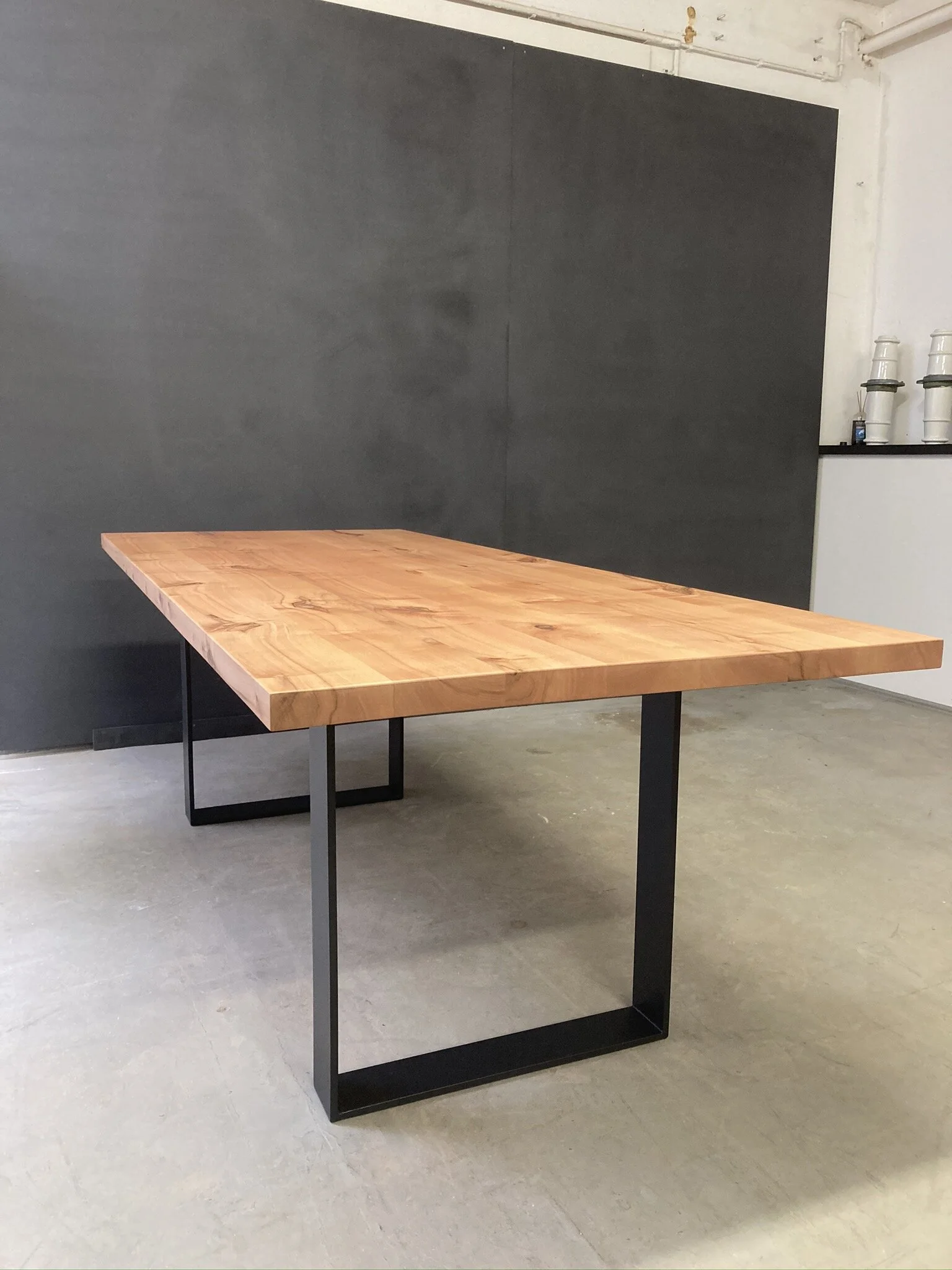 Kufentisch Oscar aus Wildbirne und Stahlkufen graphitschwarz lackiert - 220 x 90 cm, Platte 40 mm, Preis für Wildbirne auf Anfrage, aus Asteiche und Rüster 1600 Euro, inklusiv 19 % Umsatzsteuer.