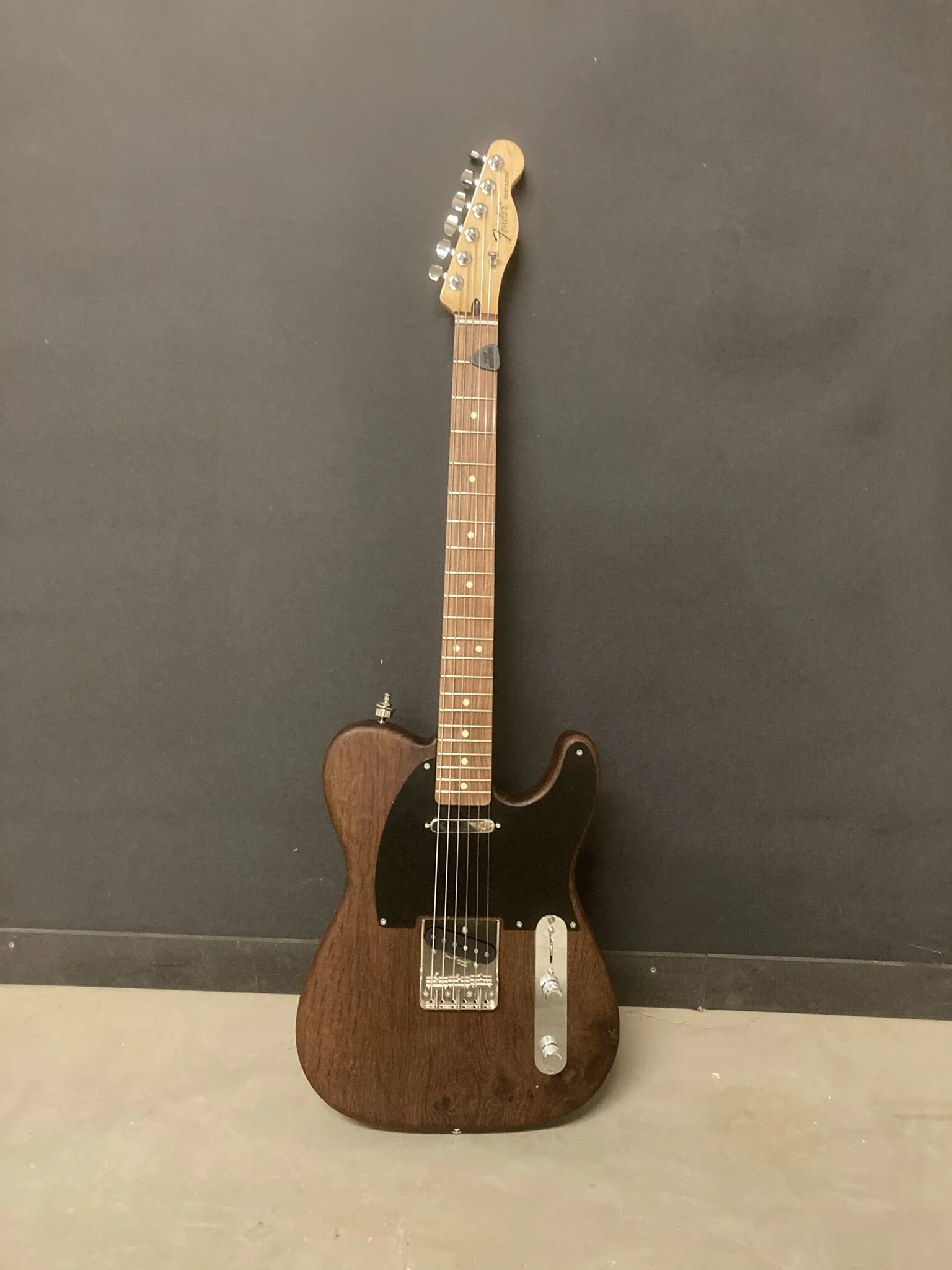 Telecaster aus dunkler Thermo Eiche mit Fender Tele Hals aus Ahorn mit Pau Ferro Griffbrett, Seymour Duncan little 59 Bridge Pickup und Highway 1 Neck Pickup.