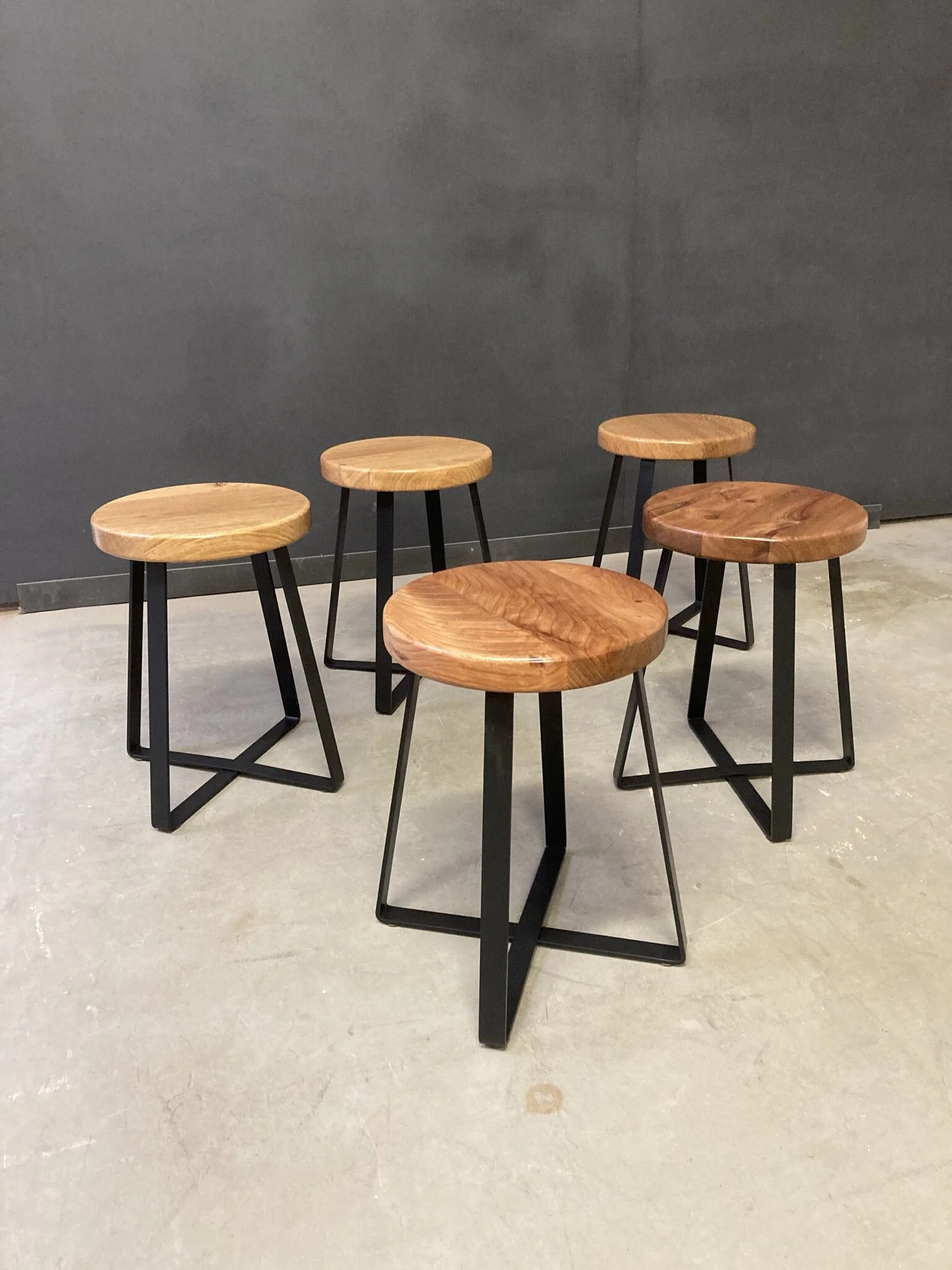 Im Moment haben wir wegen einer größeren Bestellung noch 2 Hocker für a 290 Euro inklusiv 19 % Umsatzsteuer in der Ausstellung.