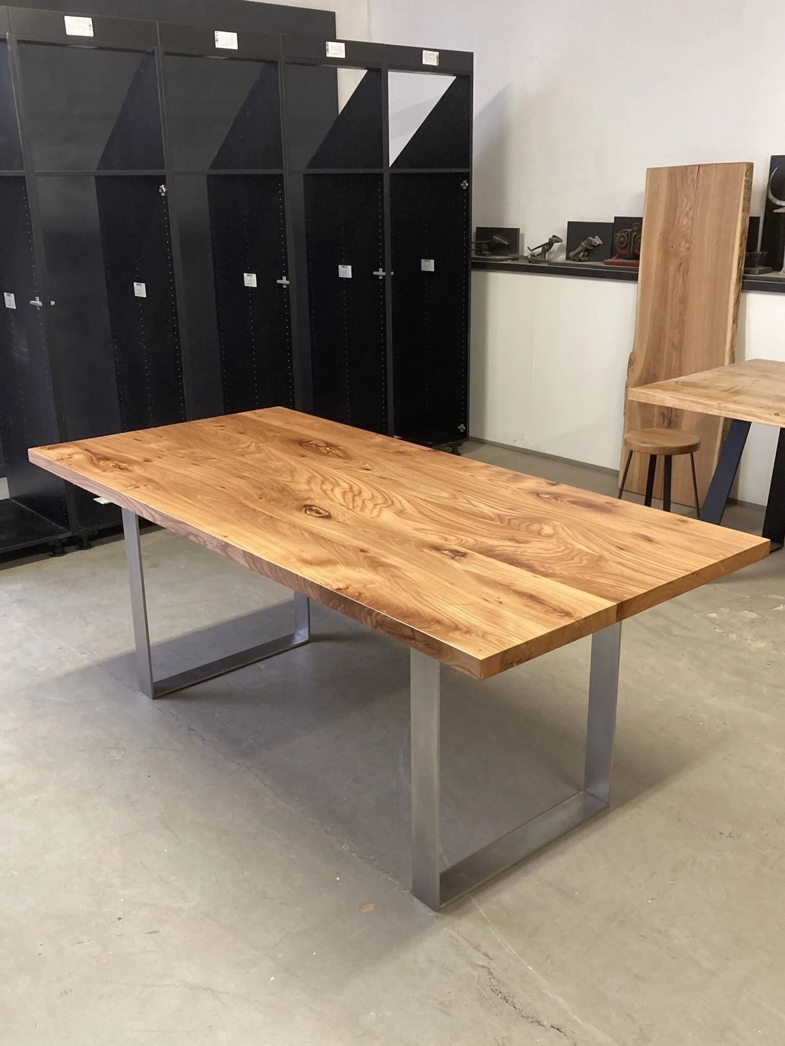 Hier Kufentisch Oscar aus Rüster und VA Kufen (Edelstahl), Preis 1850 Euro inklusiv 19 % Umsatzsteuer.Preis muss aber immer angefragt werden.