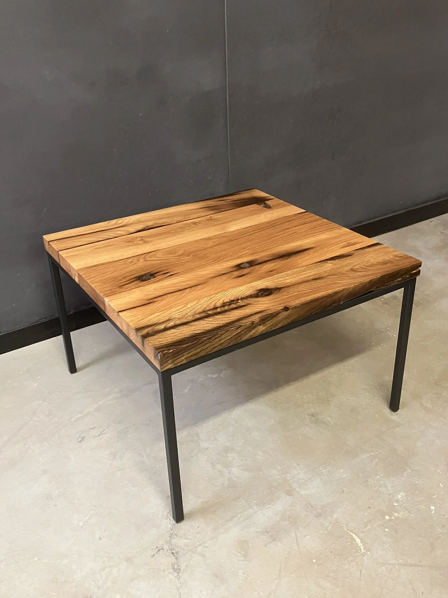 IMG_2487Luckner_Moebel_Aachen_couchtisch_Alteiche_Massivholzmoebel_Massivholztisch.jpeg