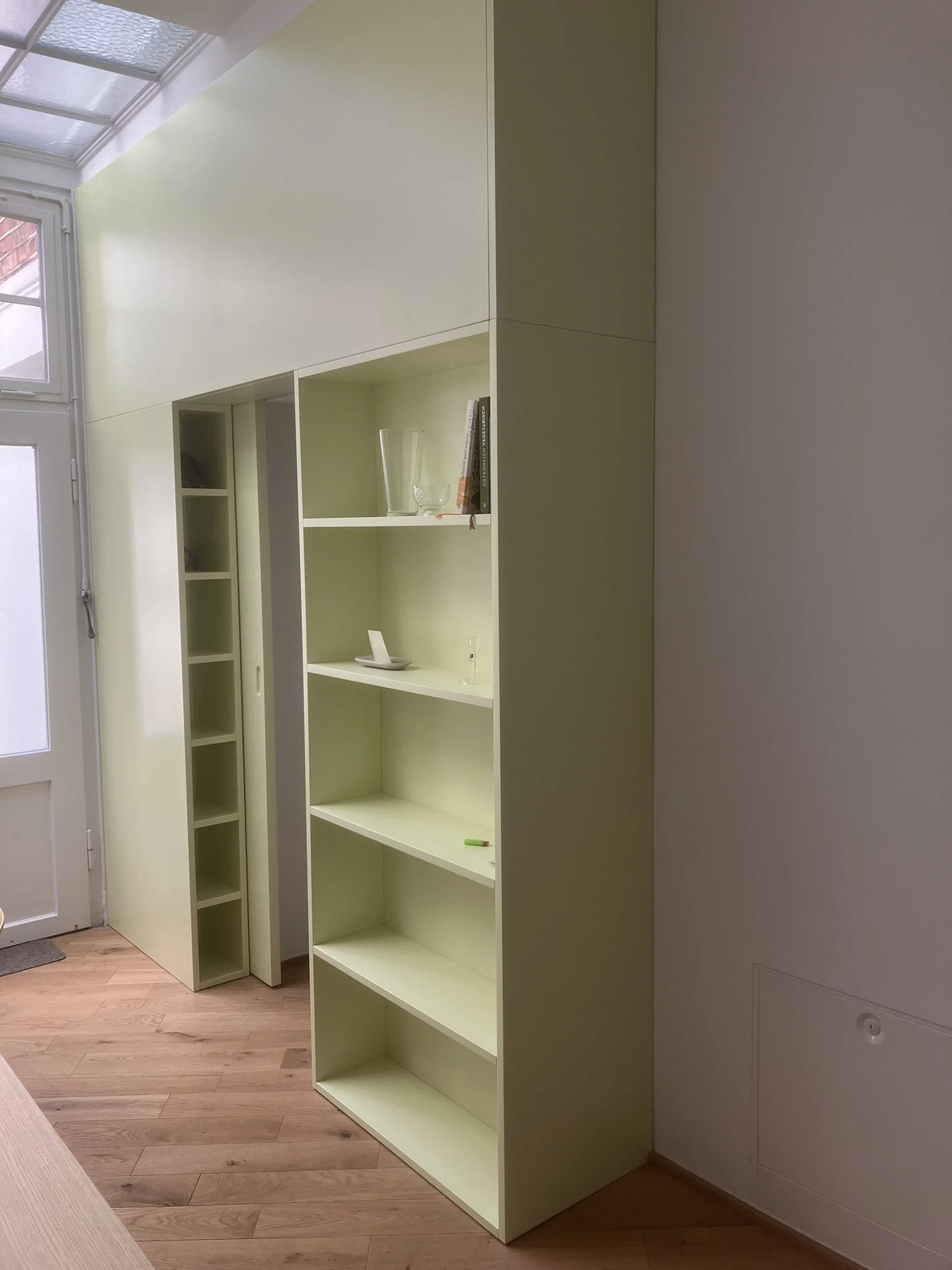 IMG_3896_Luckner_Möbel_Aachen_Wilhelmstraße_Regal_Grün_Schiebetür.JPEG
