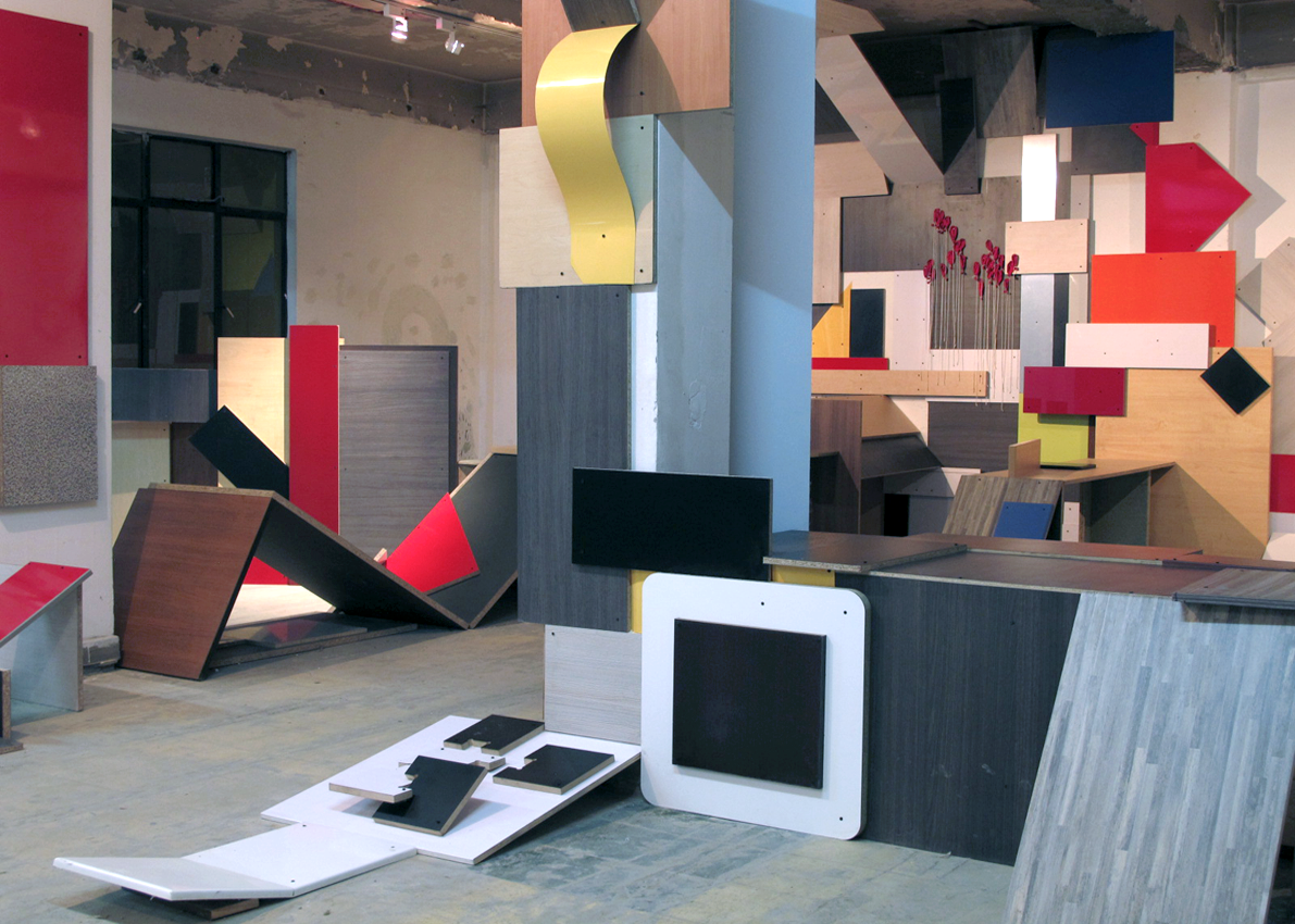 2.1 Os & los pejelagartos crocantes_Instalación con fórmicas de colores_medidas variables_2011.png