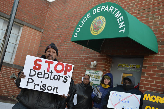 MICHAEL B. THOMAS VIA GETTY IMAGES What many courts consider a “routine administrative matter” of forcing defendants to pre-pay a “bond” or “bail” before they’re allowed to schedule a court date is actually unconstitutional, the DOJ warns.